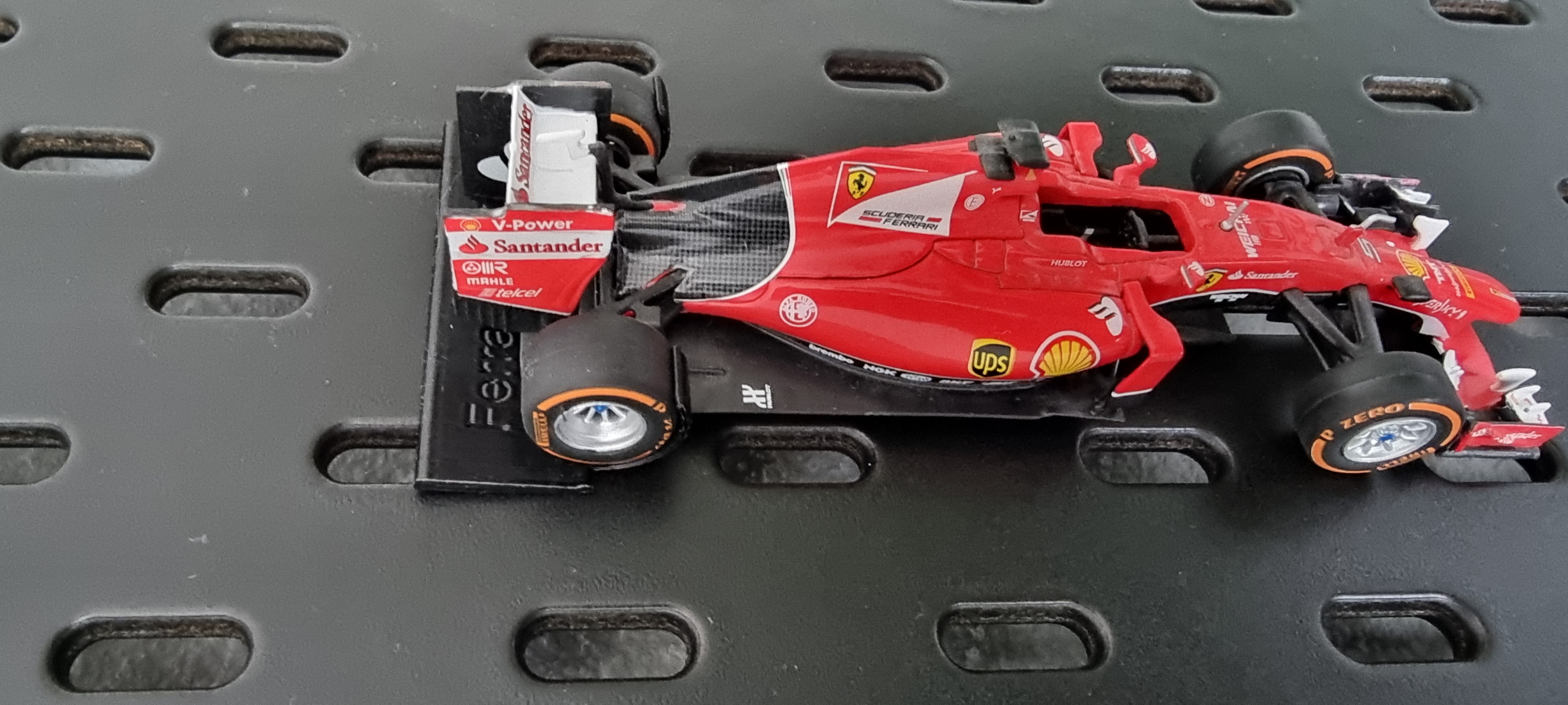 parametric 1/43 F1 car mount for Skadis