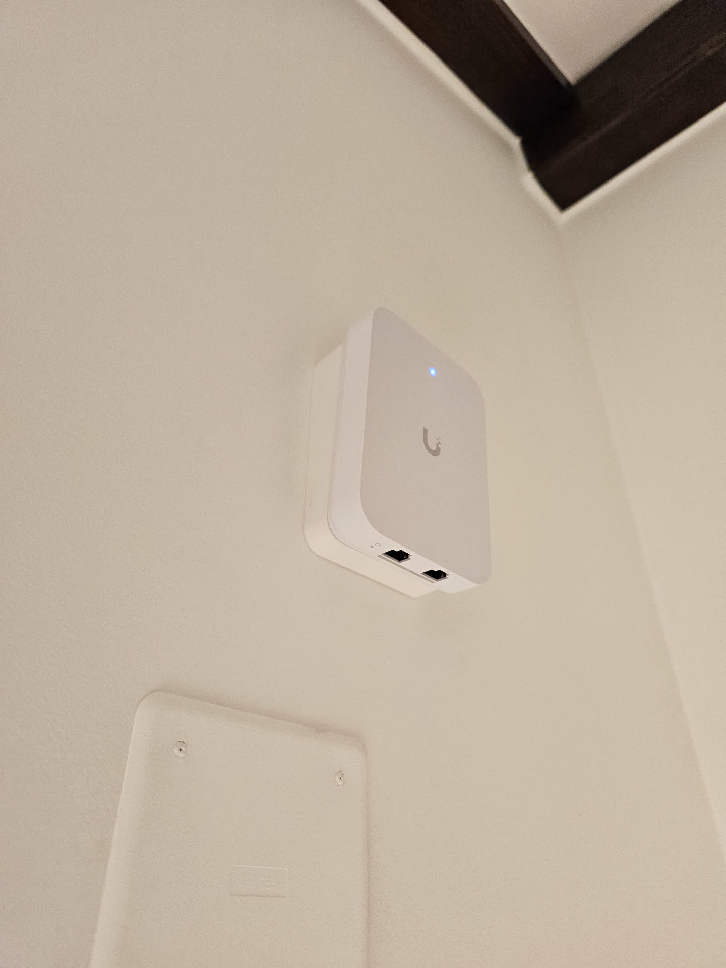 Unifi U7 In-wall on-wall surface mount spacer (5° tilt)