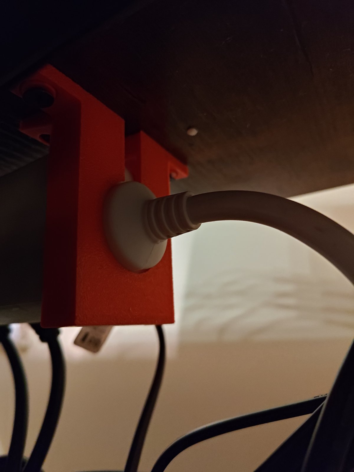 common eu powerstrip holder - bottom side mount