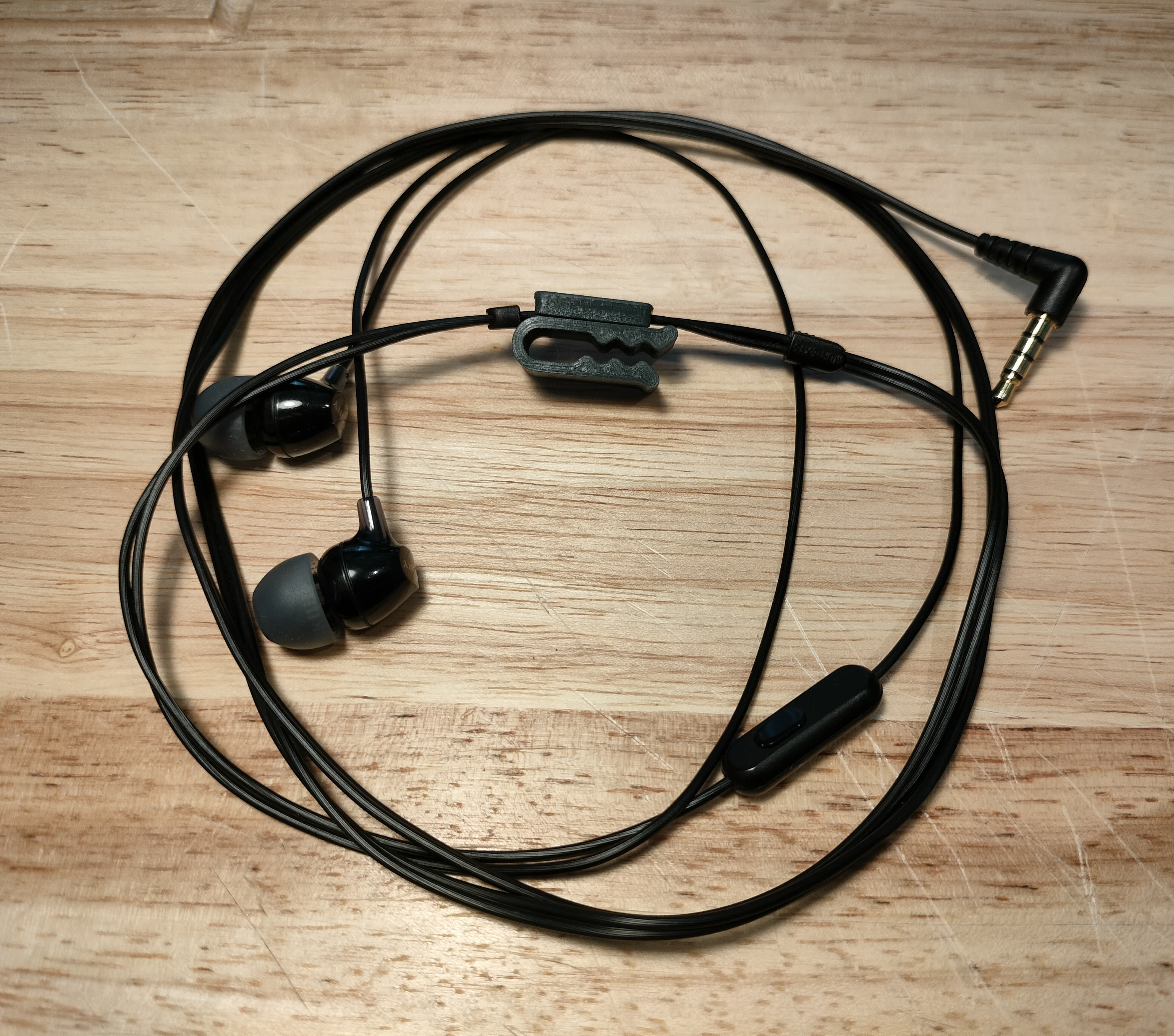 Wired headphone clothing clip