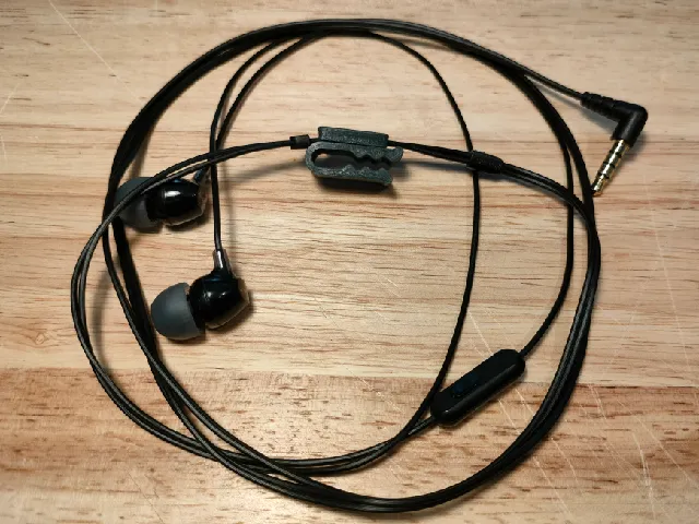 Wired headphone clothing clip