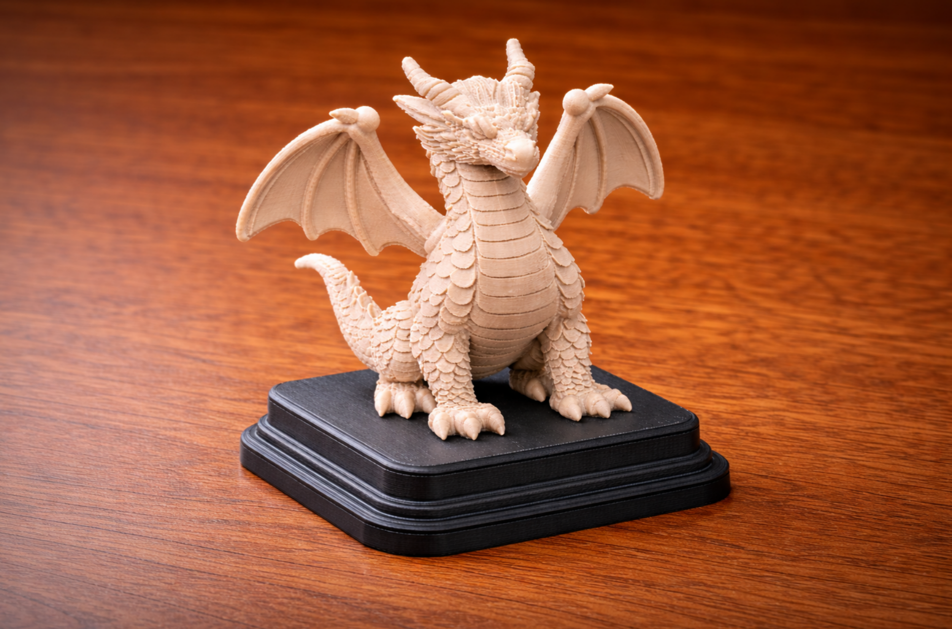 Drachenfigur auf Sockel