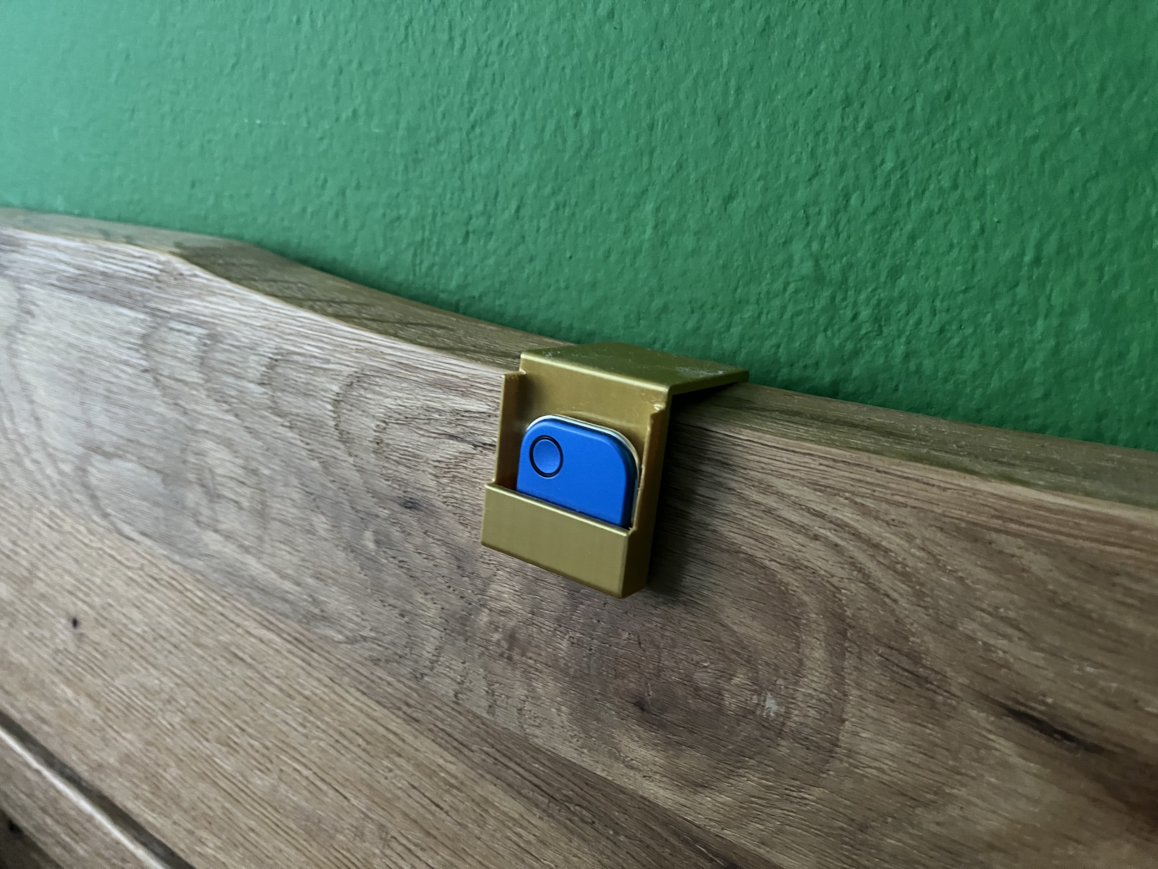 Shelly Blu Button 1 holder for Bed