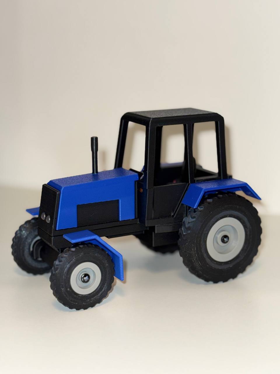 Simple multi-color tractor with ESP32 Mini, active buzzer and LEDs (for beginners)