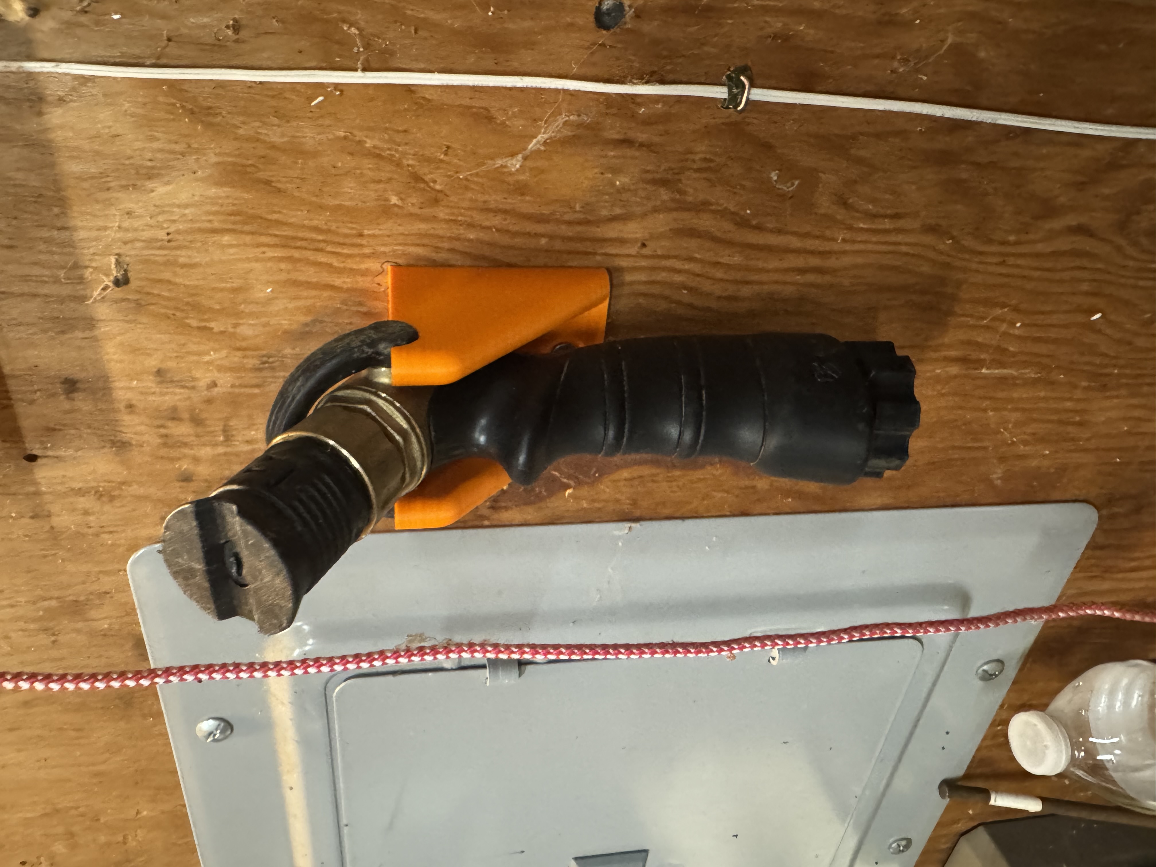 Eley hose nozzle hanger