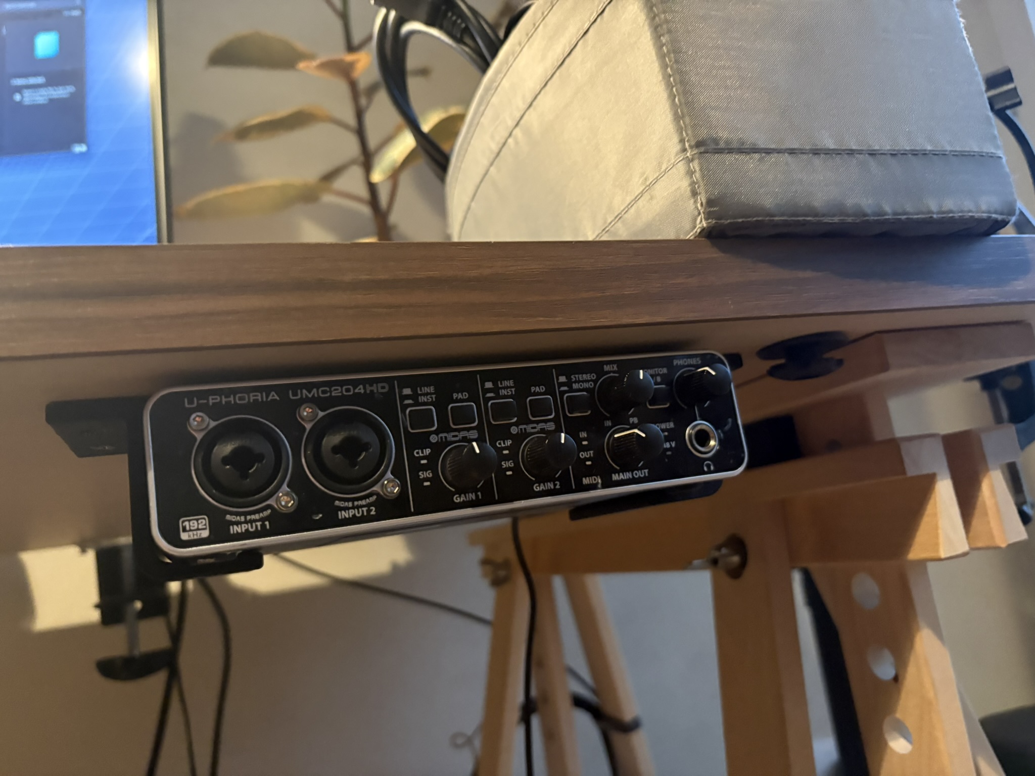 UMC204HD underdesk holder