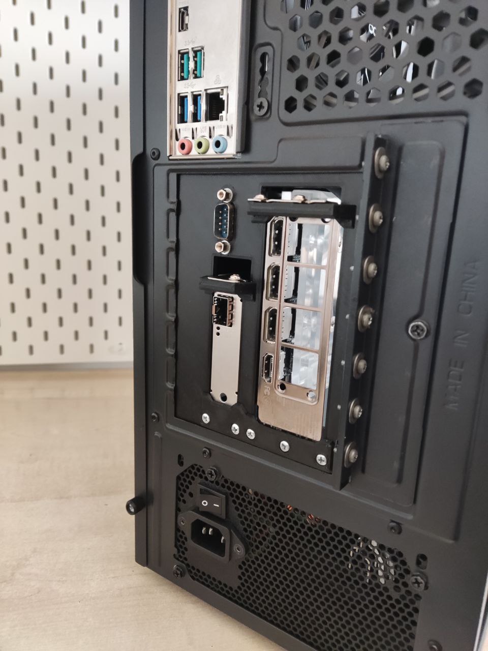 Dual vertical PCIe card riser