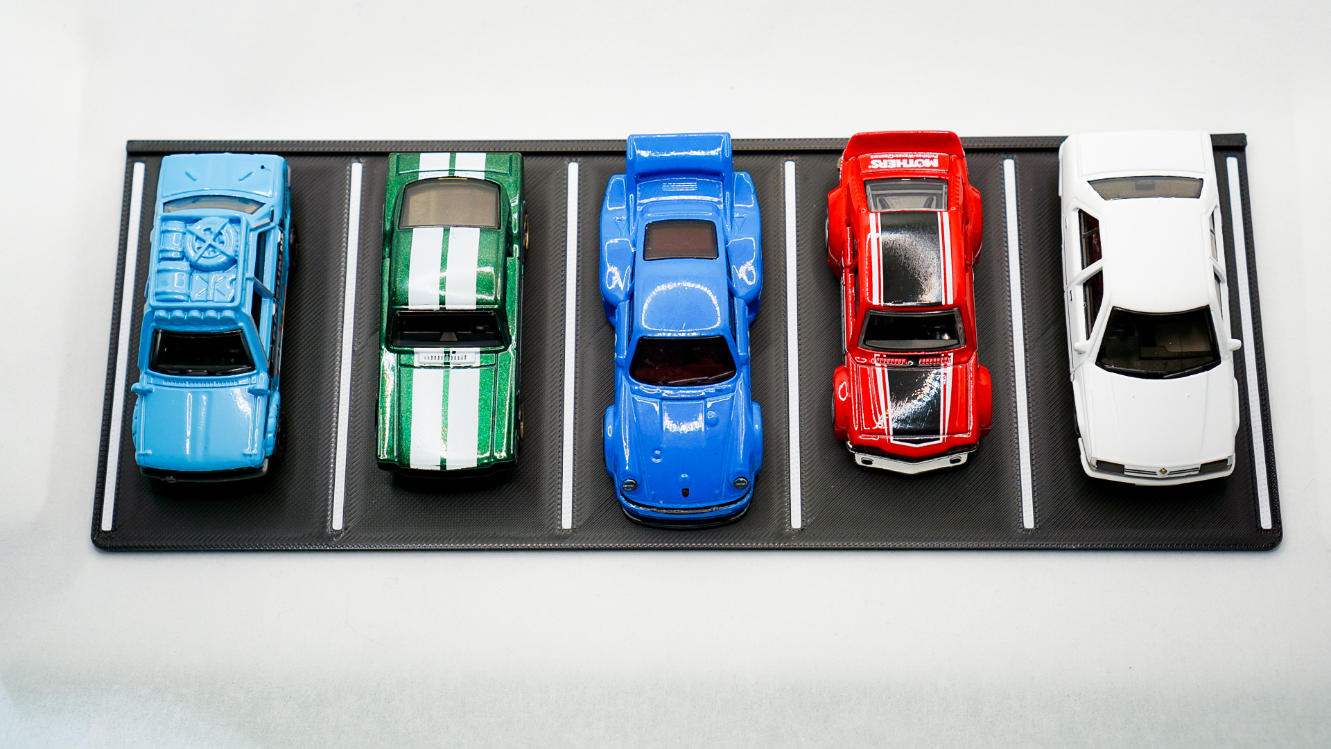 Parking Lot (5 Stalls) - 1:64 Scale Diorama — thumbnail 13
