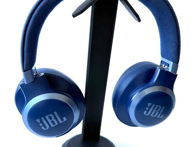 Stand mount for headphones and phone/Uchwyt stojący na słuchawki i telefon