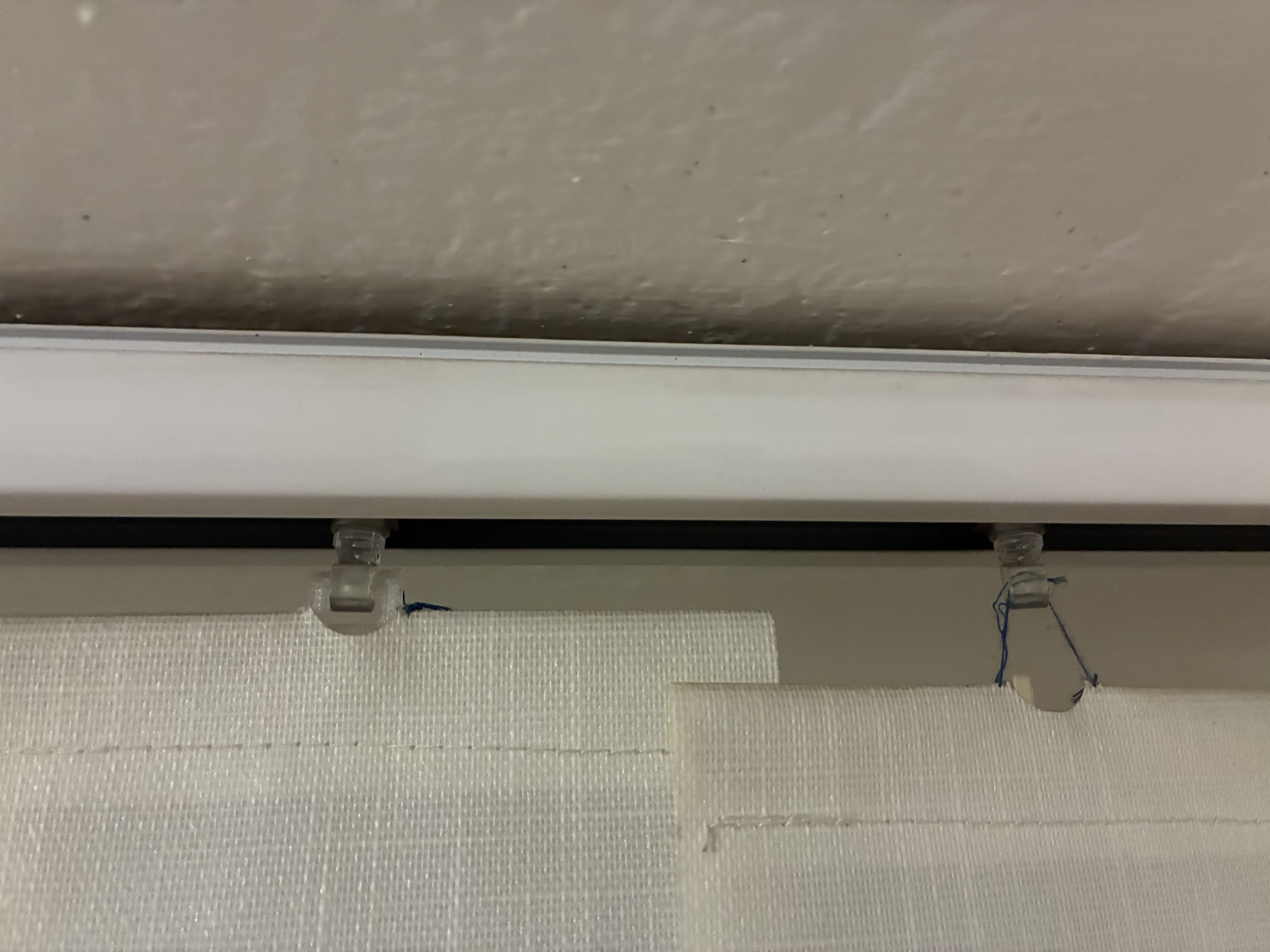 Závěs vertikálních žaluzií / Vertical blind carrier clip
