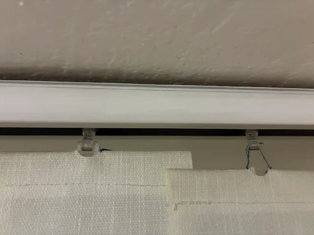 Závěs vertikálních žaluzií / Vertical blind carrier clip