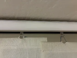 Závěs vertikálních žaluzií / Vertical blind carrier clip