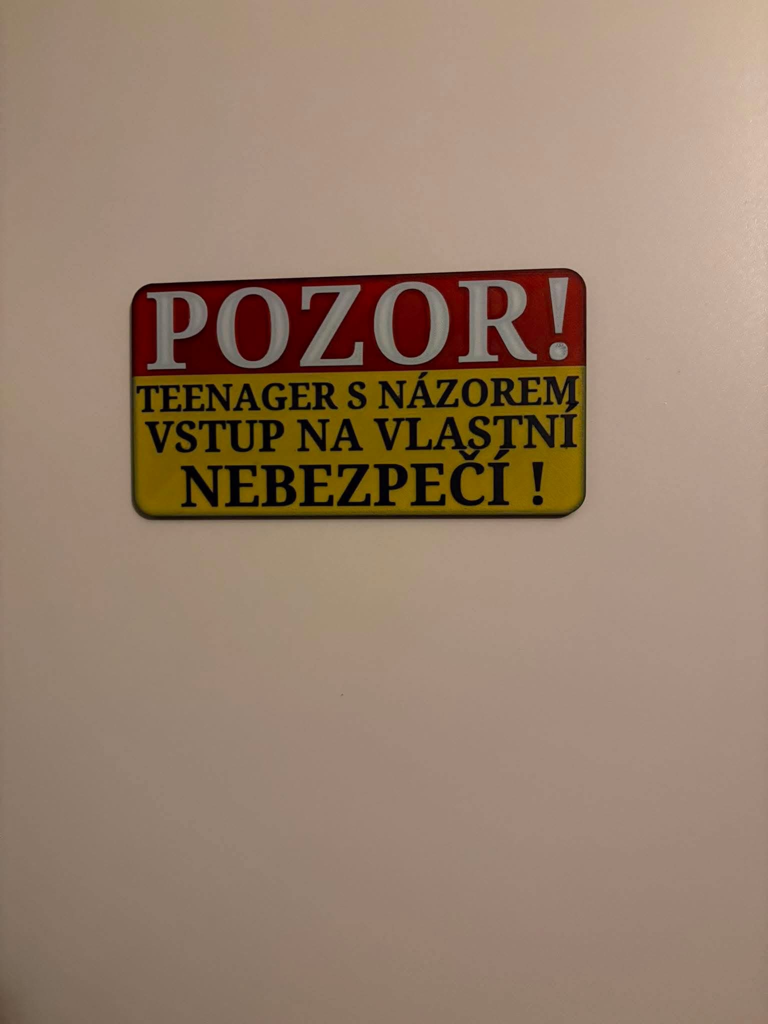 Vtipná cedulka pro teenagery