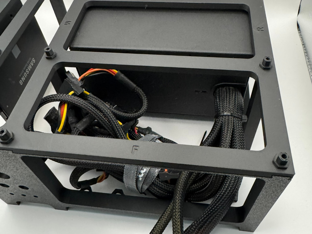 Miniatura 12 do modelo 3D PC Micro-ATX Modular Test Bench