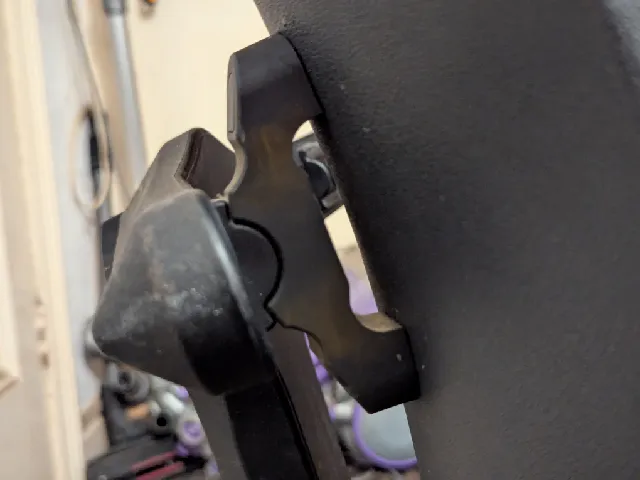 Rubber mount for Rohde Duo-Back back cushion