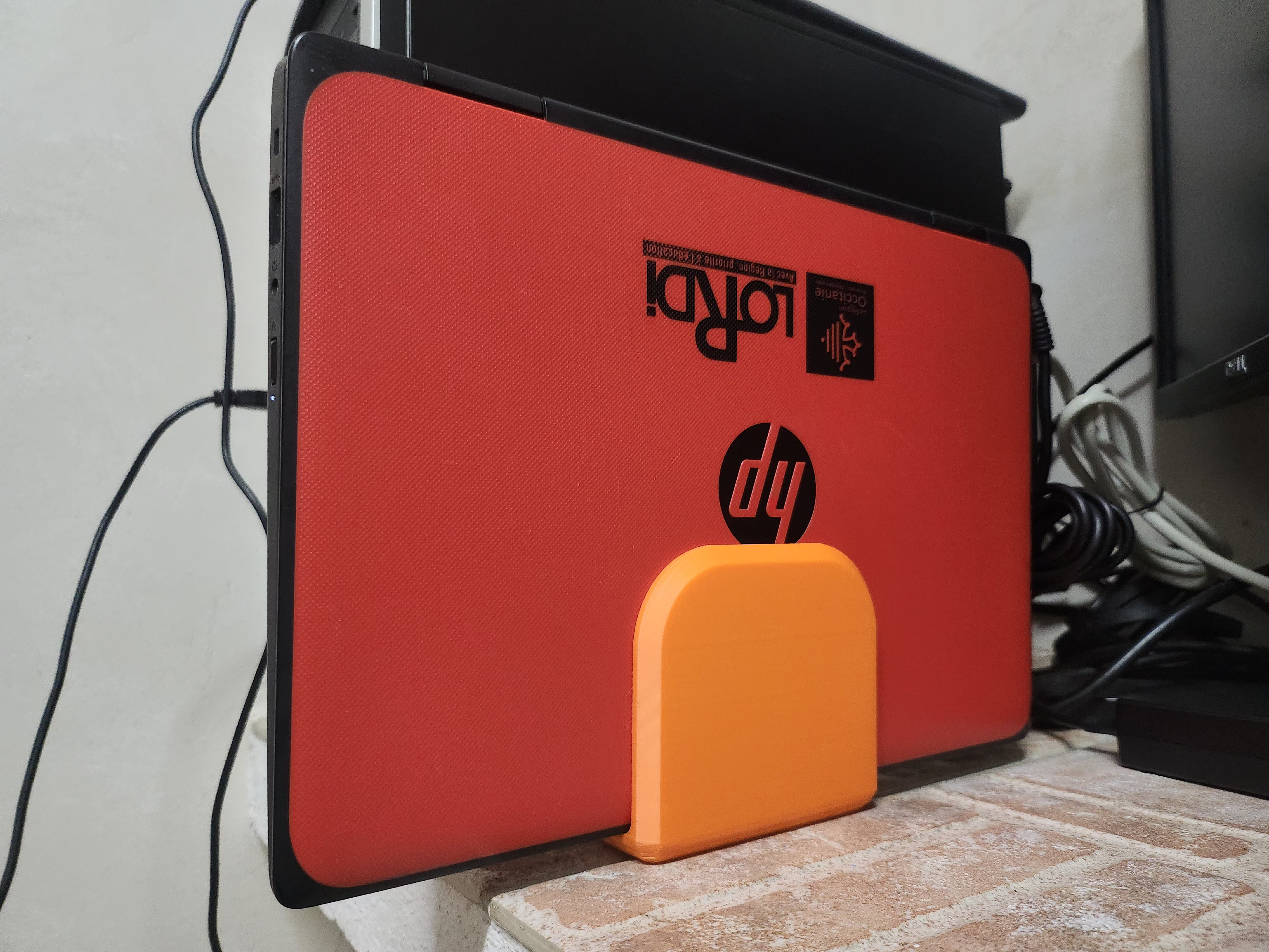 Custom laptop kickstand
