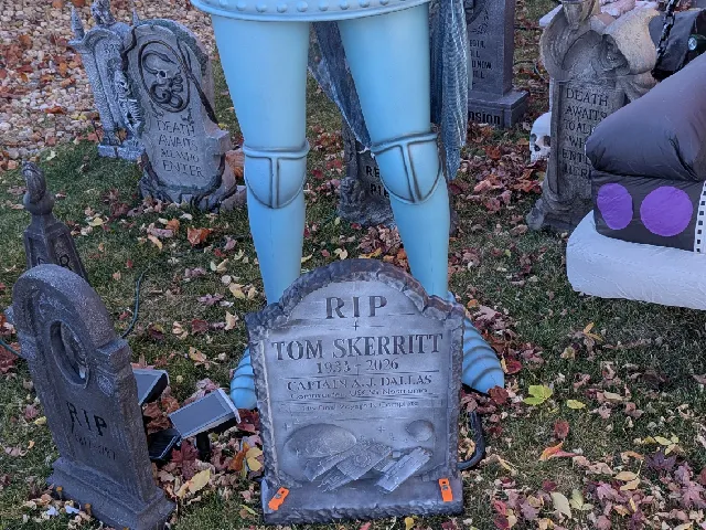 Tom Skerritt tribute headstone