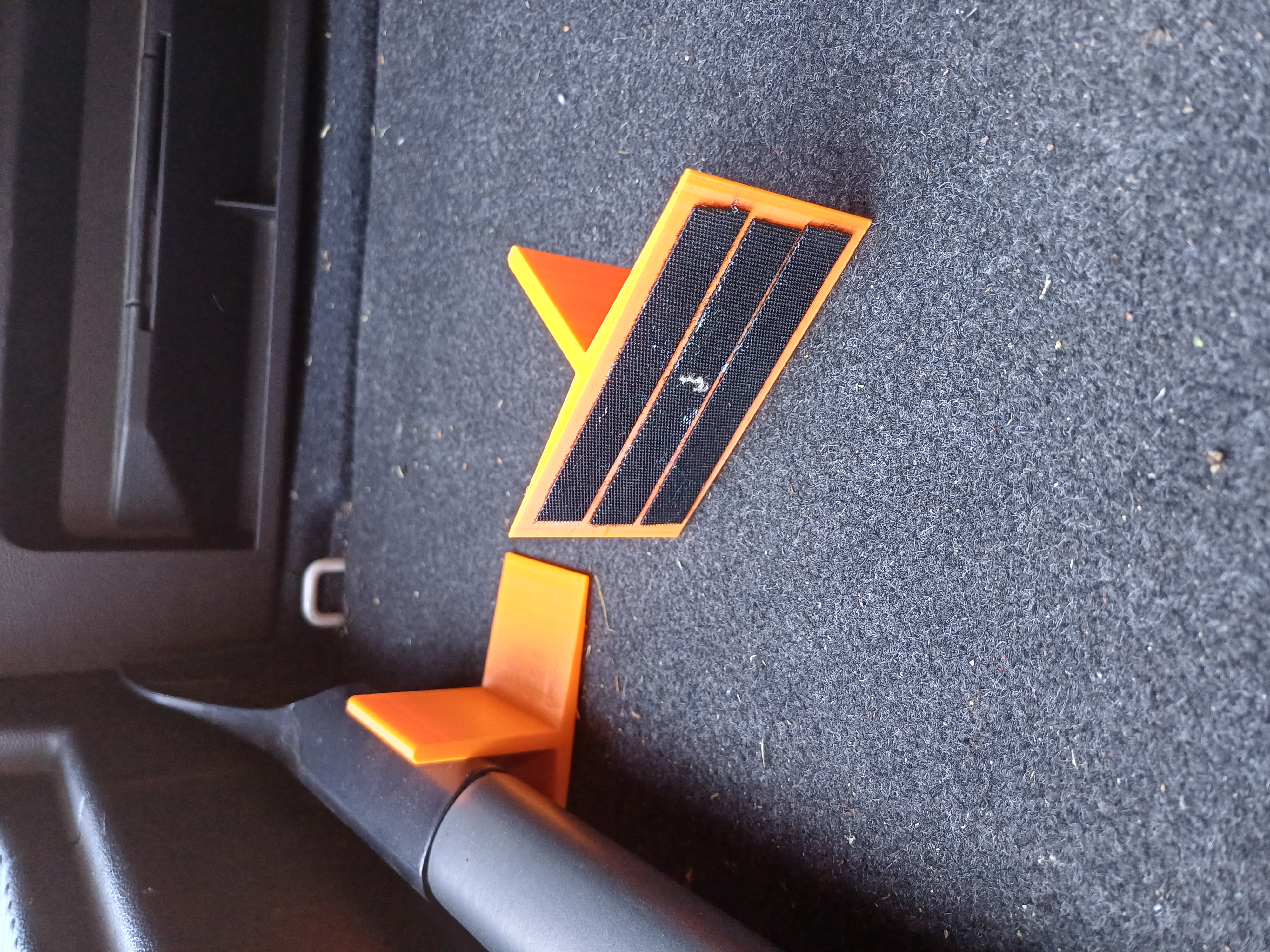 Trunk fixation T shape blocker