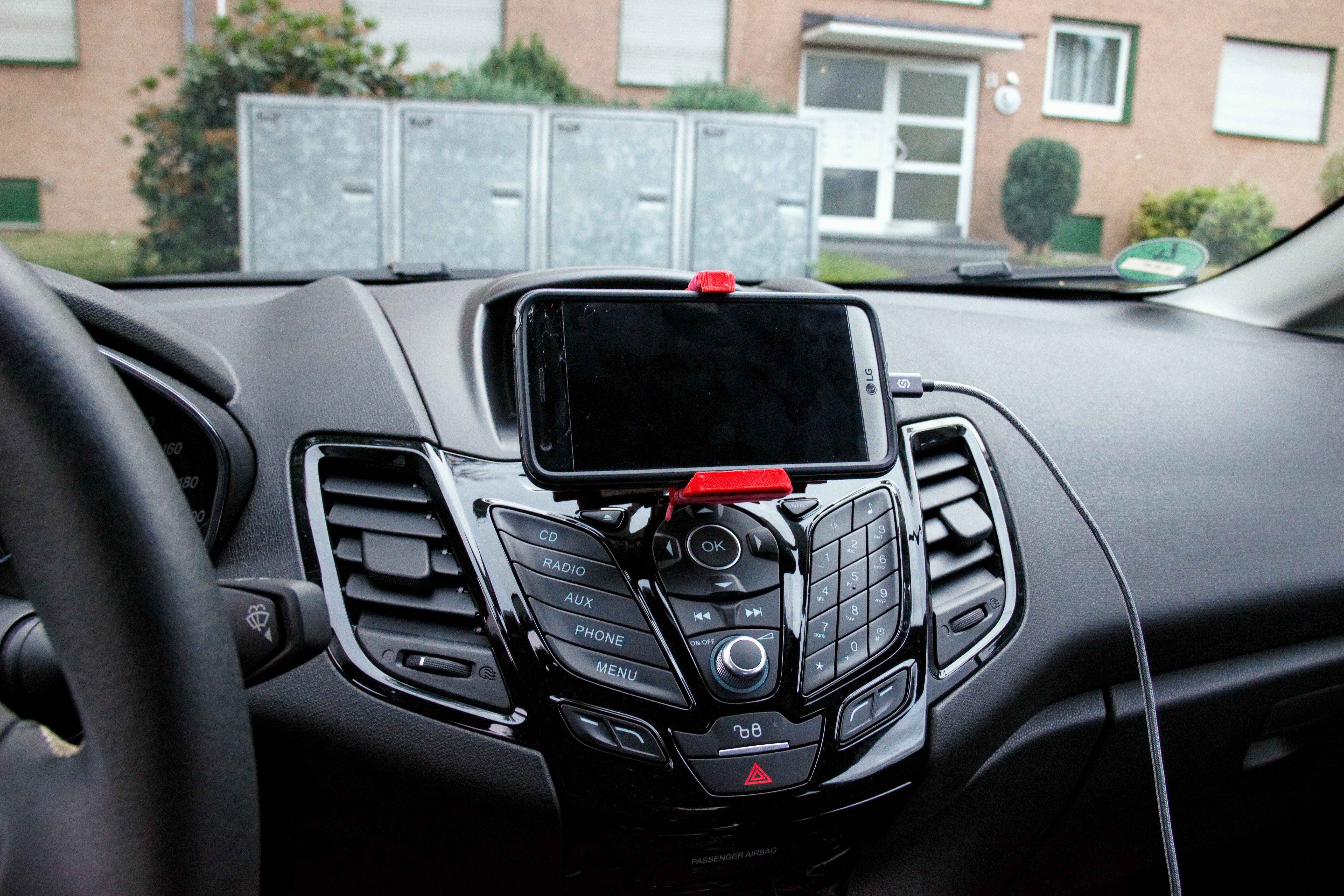 Gripping Smartphone Holder for Ford Fiesta MK6/7 (CD Slot)