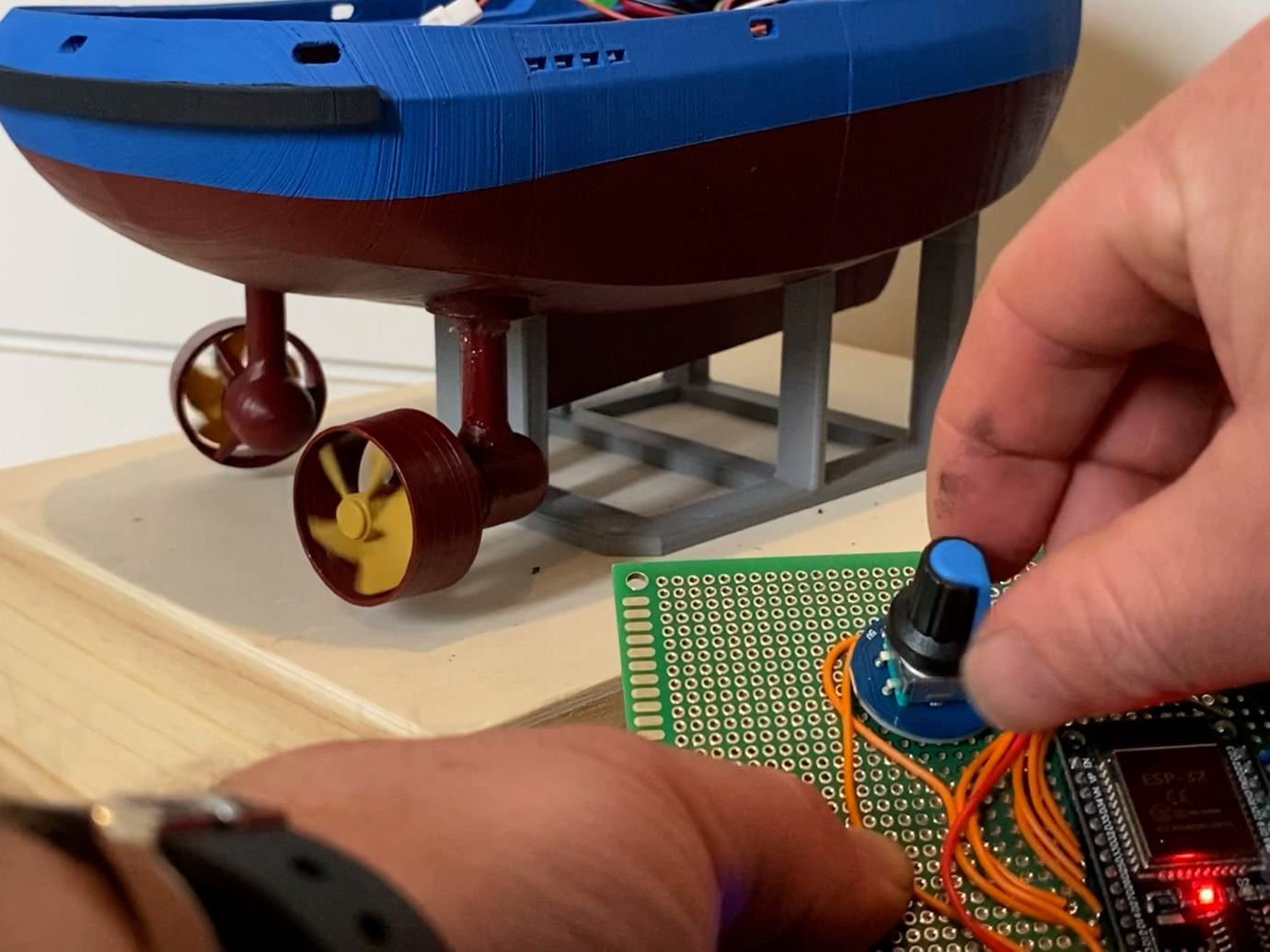 RC Tugboat with Functional Azimuth Thrusters — miniatura 5