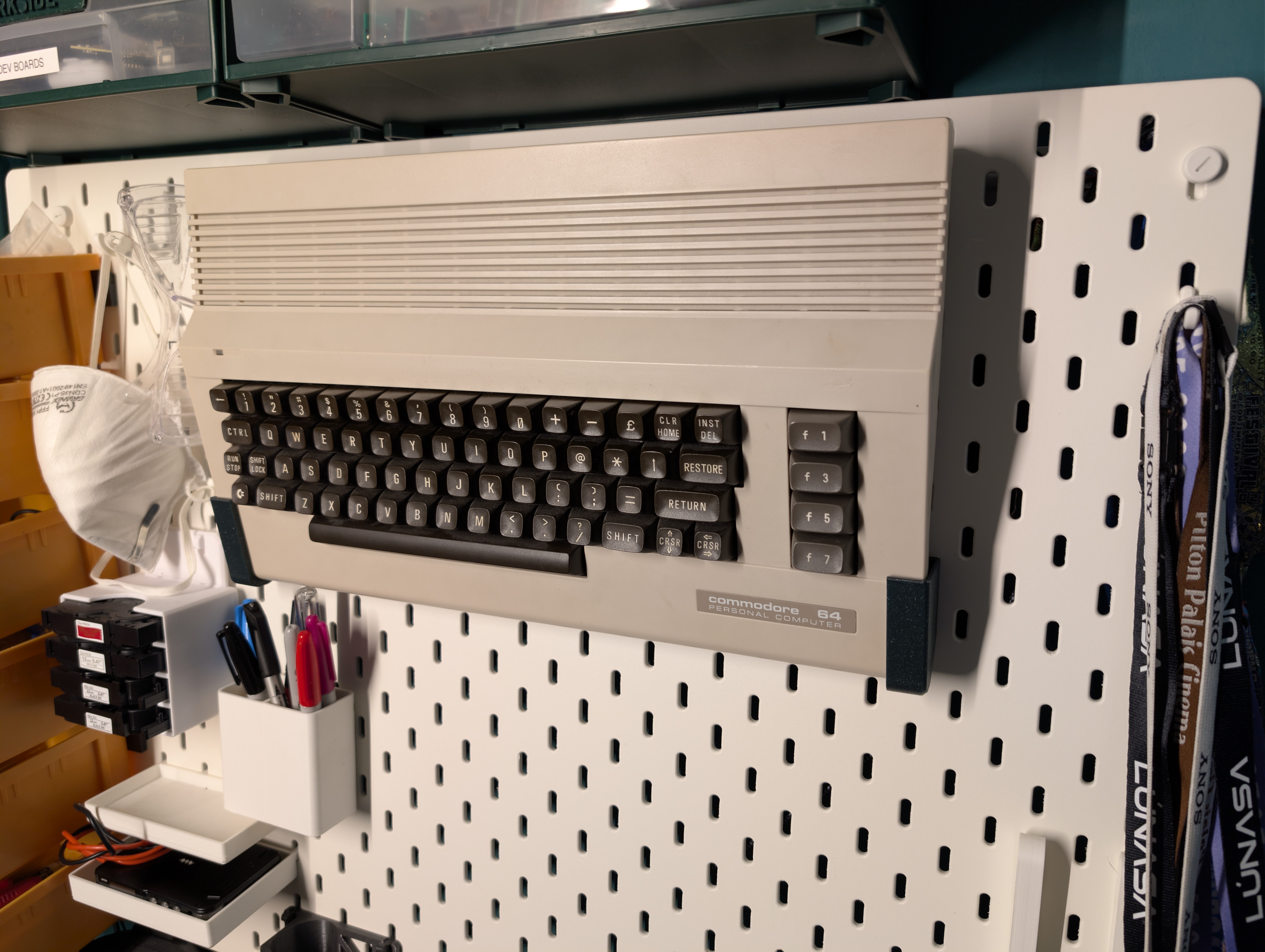 Commodore 64C Skadis mount