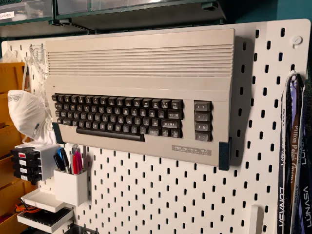Commodore 64C Skadis mount