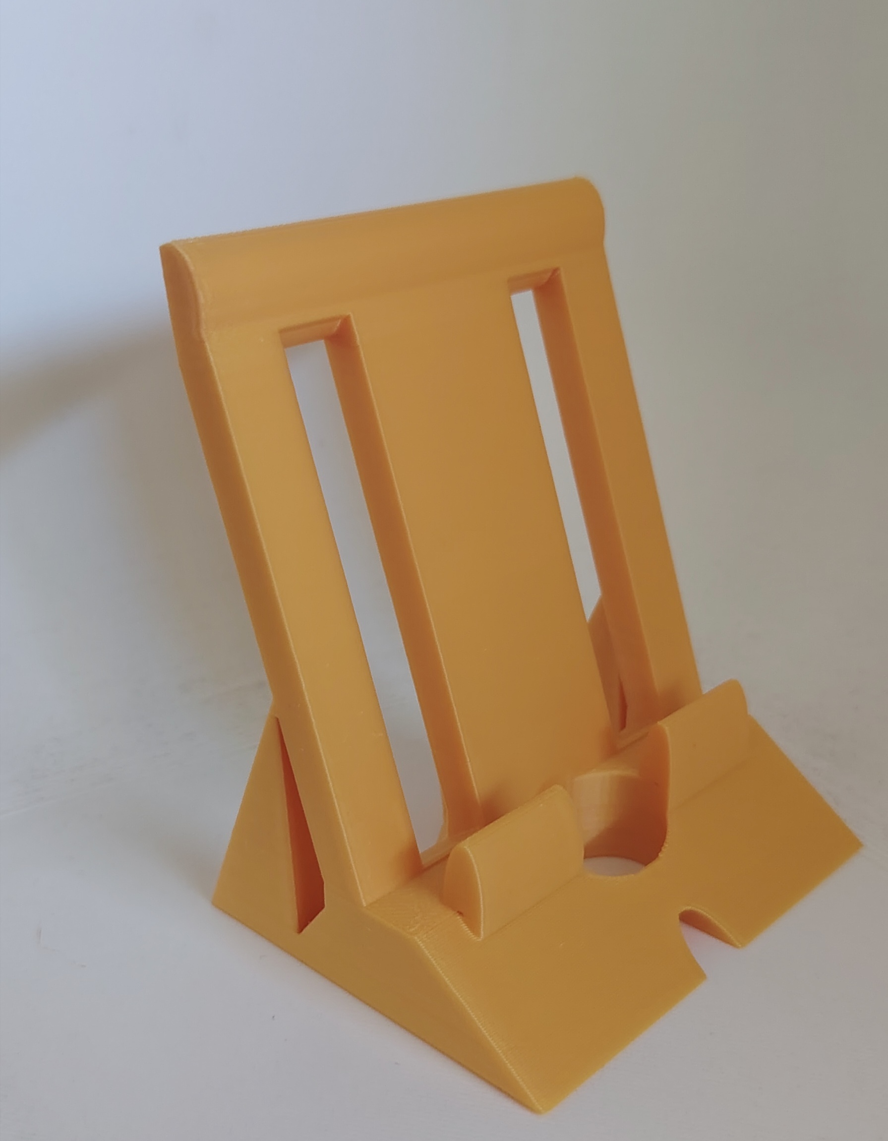 Support de téléphone minimaliste avec fente de chargement 3D model