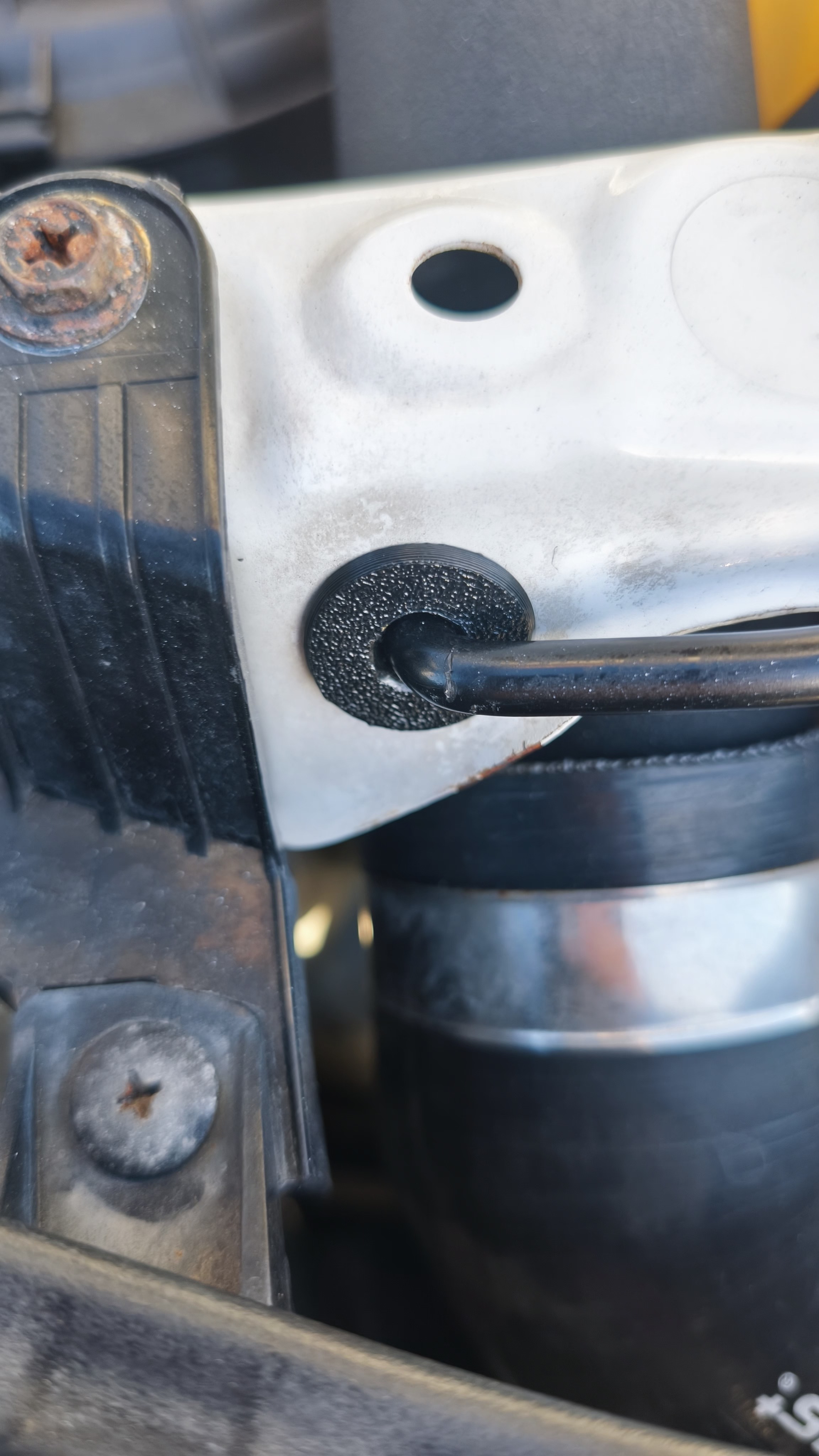 N70 (kun26r) Hilux Bonnet Strut Bushing
