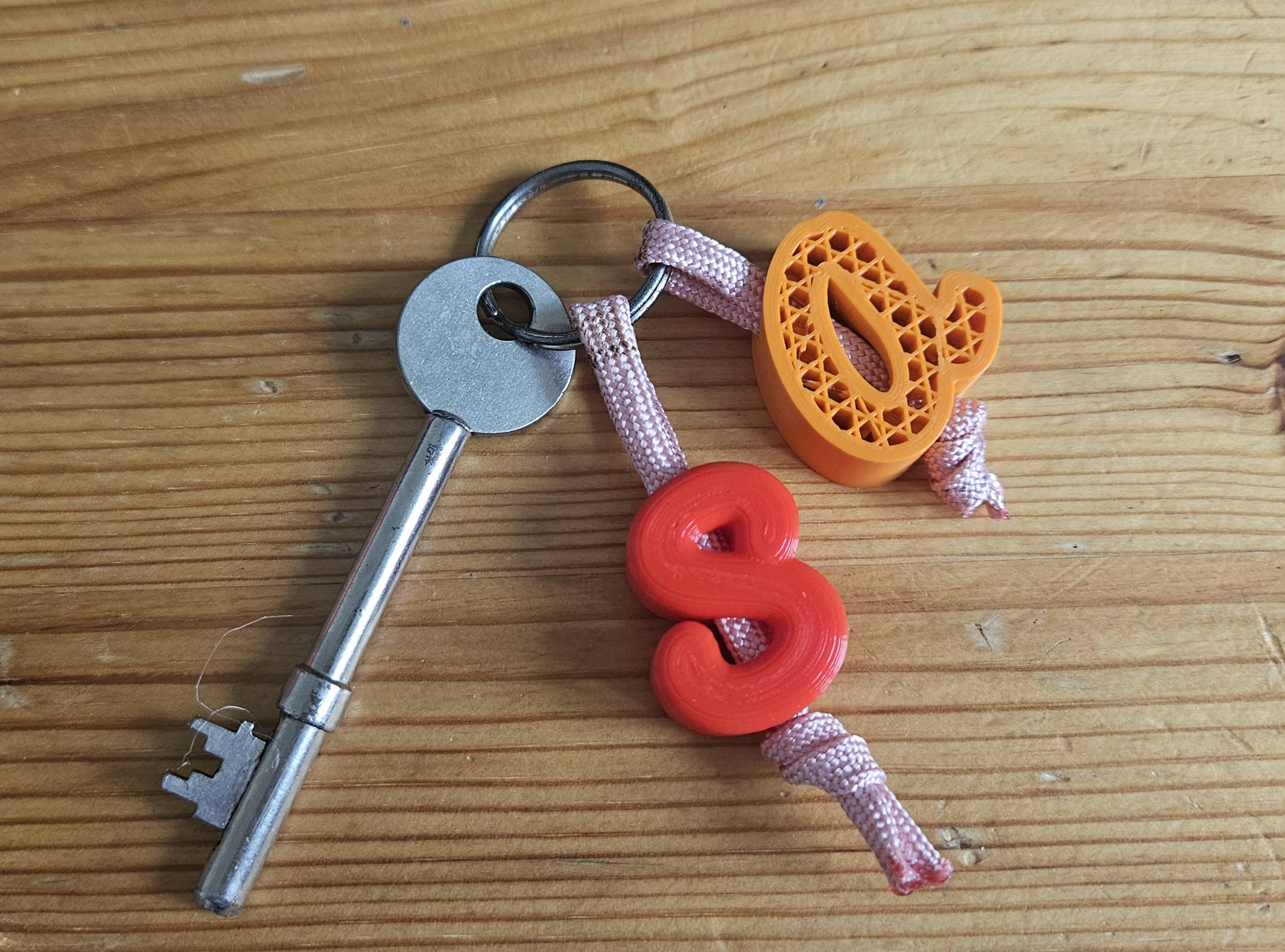 AlphaBeads - Hoodie bead letters (incl OpenSCAD customizer)