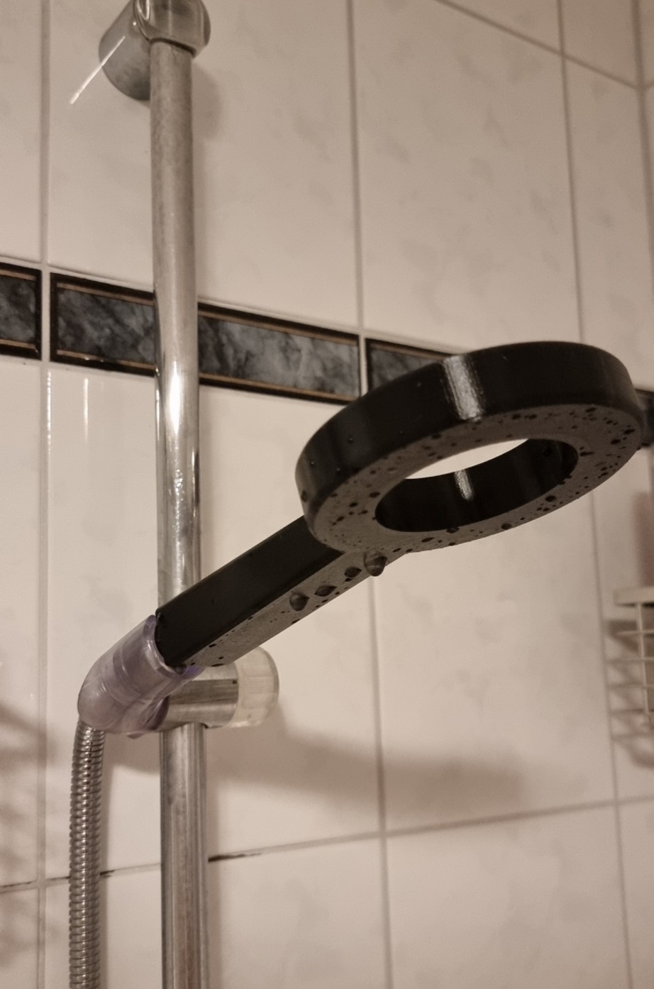 Simple shower head in various sizes and spray intensities