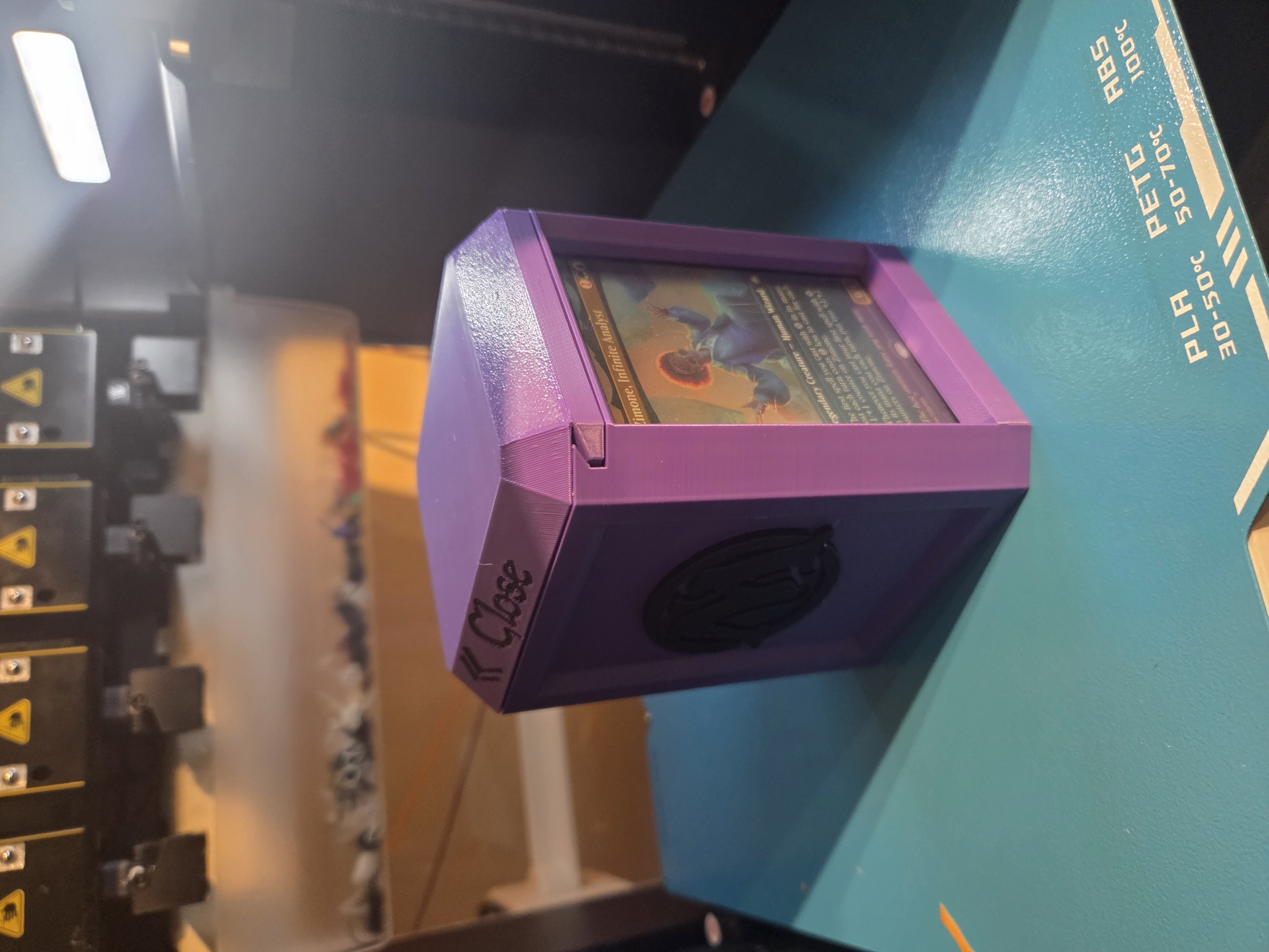 MTG - Magic: The Gathering Commander deckbox.