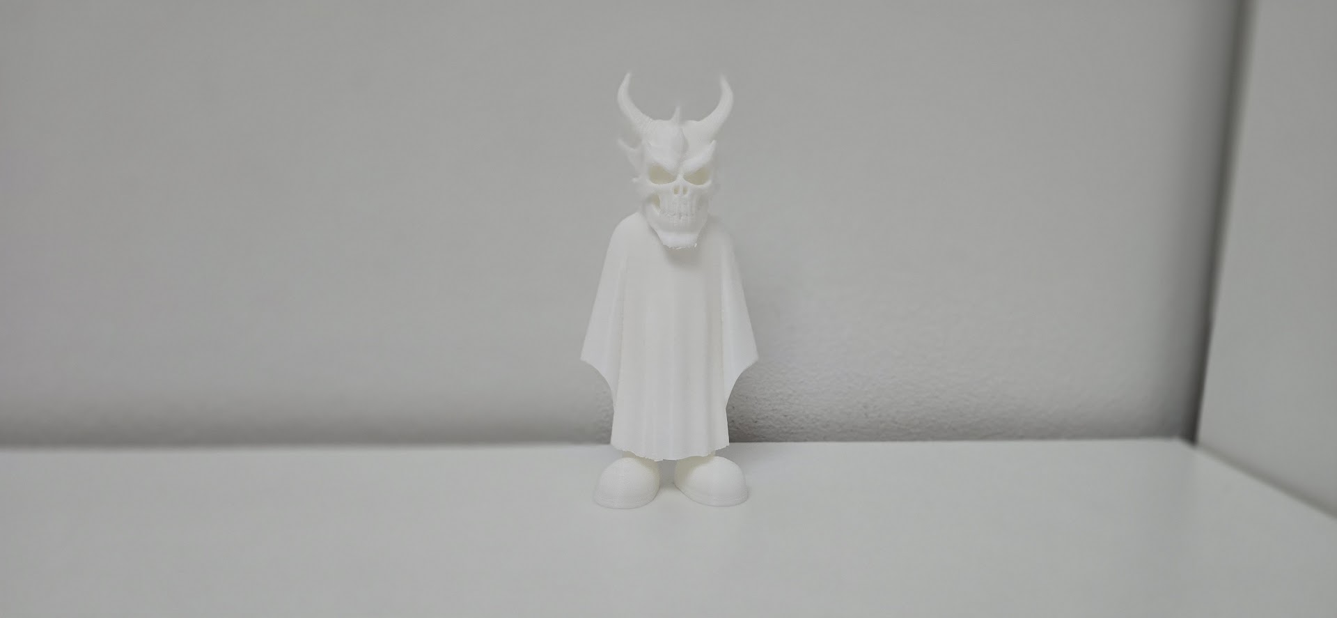 Horned Skull Phantom – Halloween Spirit