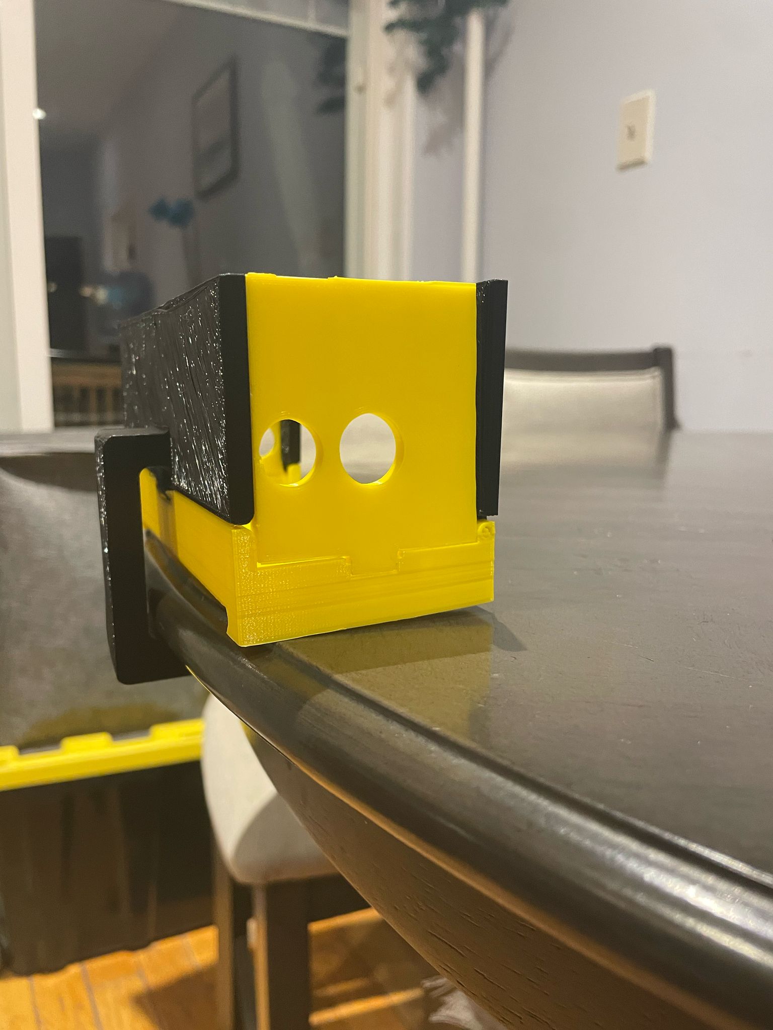 Power Brick, Multi-contact bar, and cables organizer