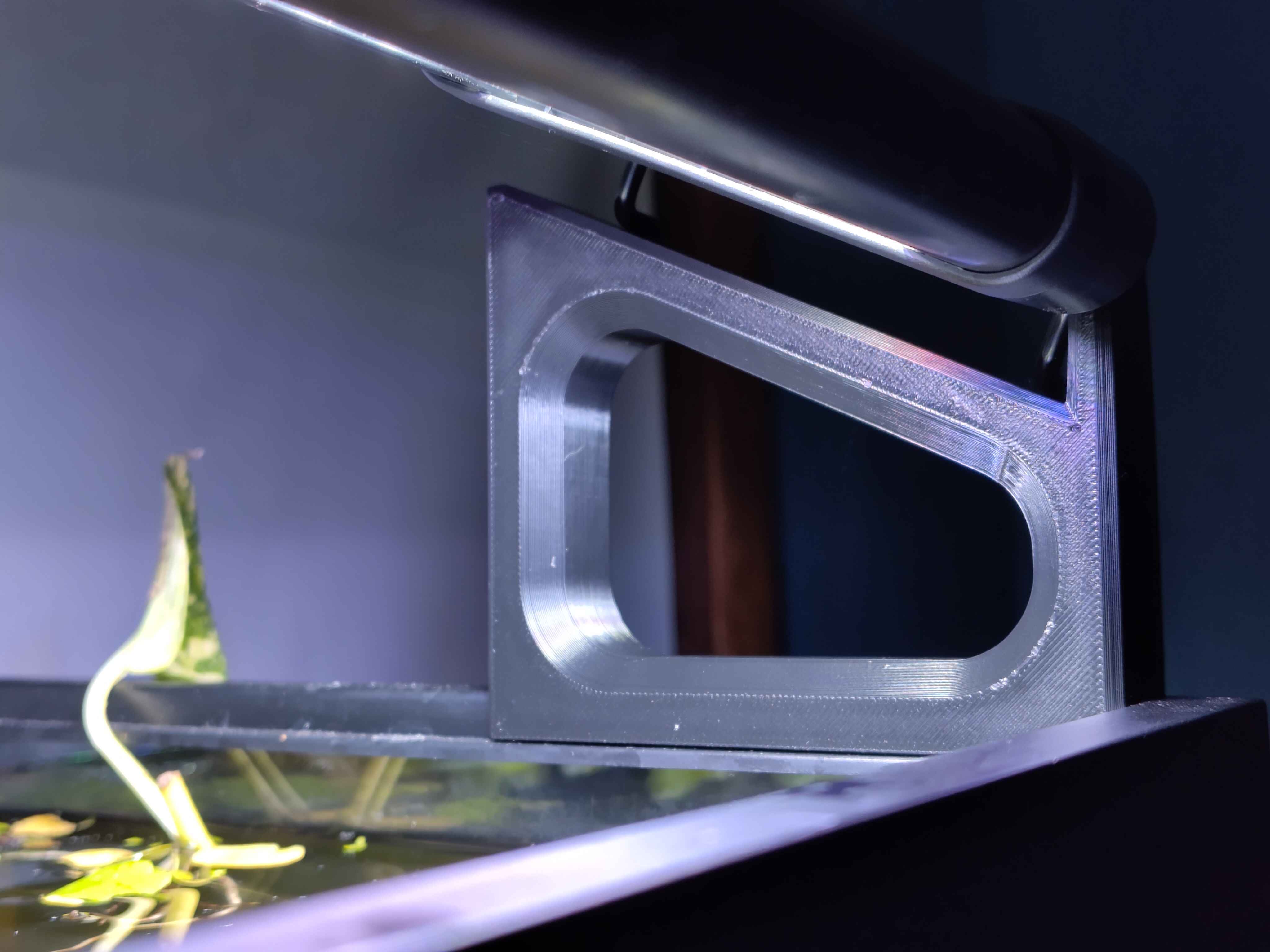 Angled light stand for rimmed tanks
