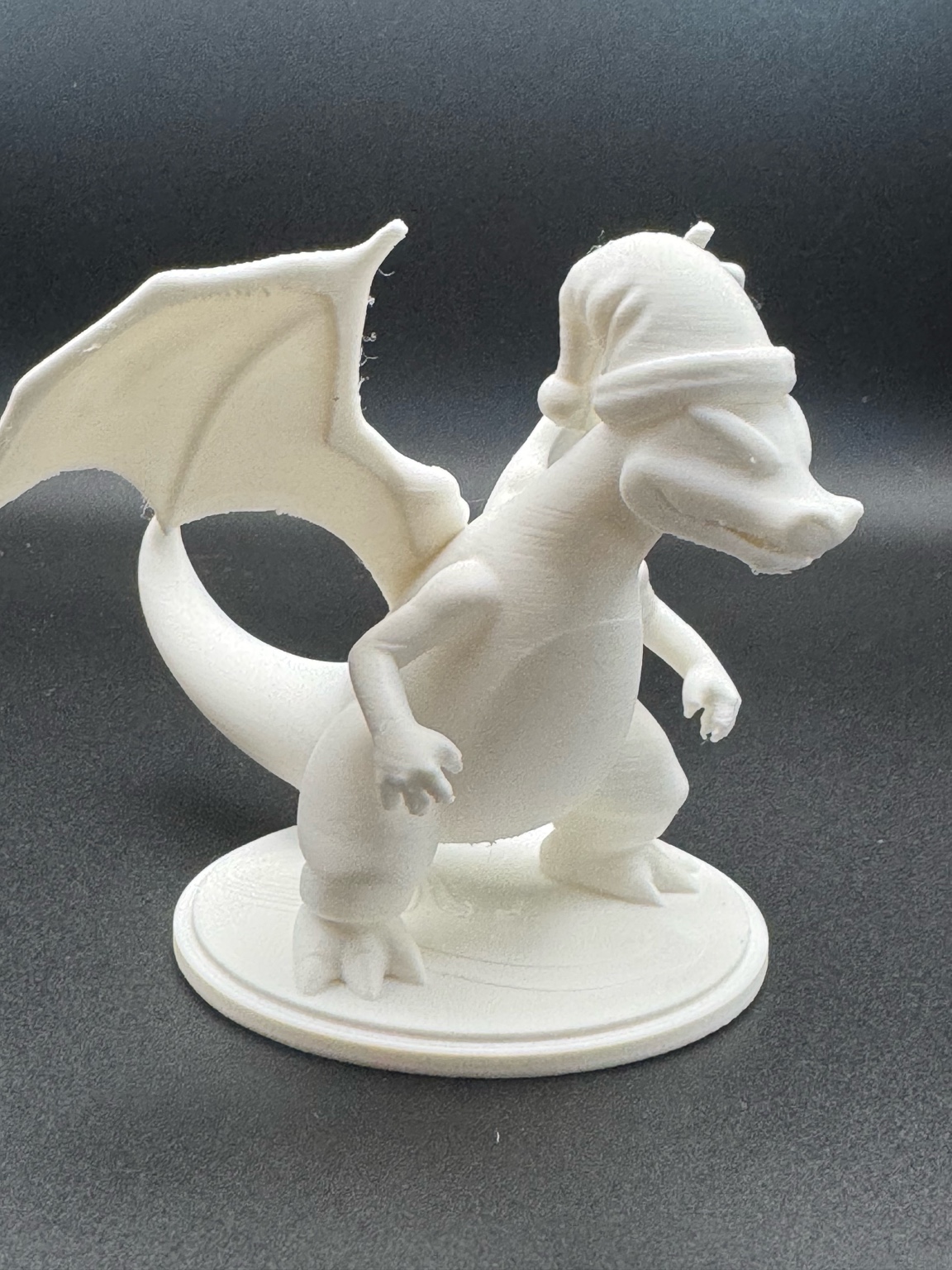 Charizard natalizio con basetta — miniatura 3