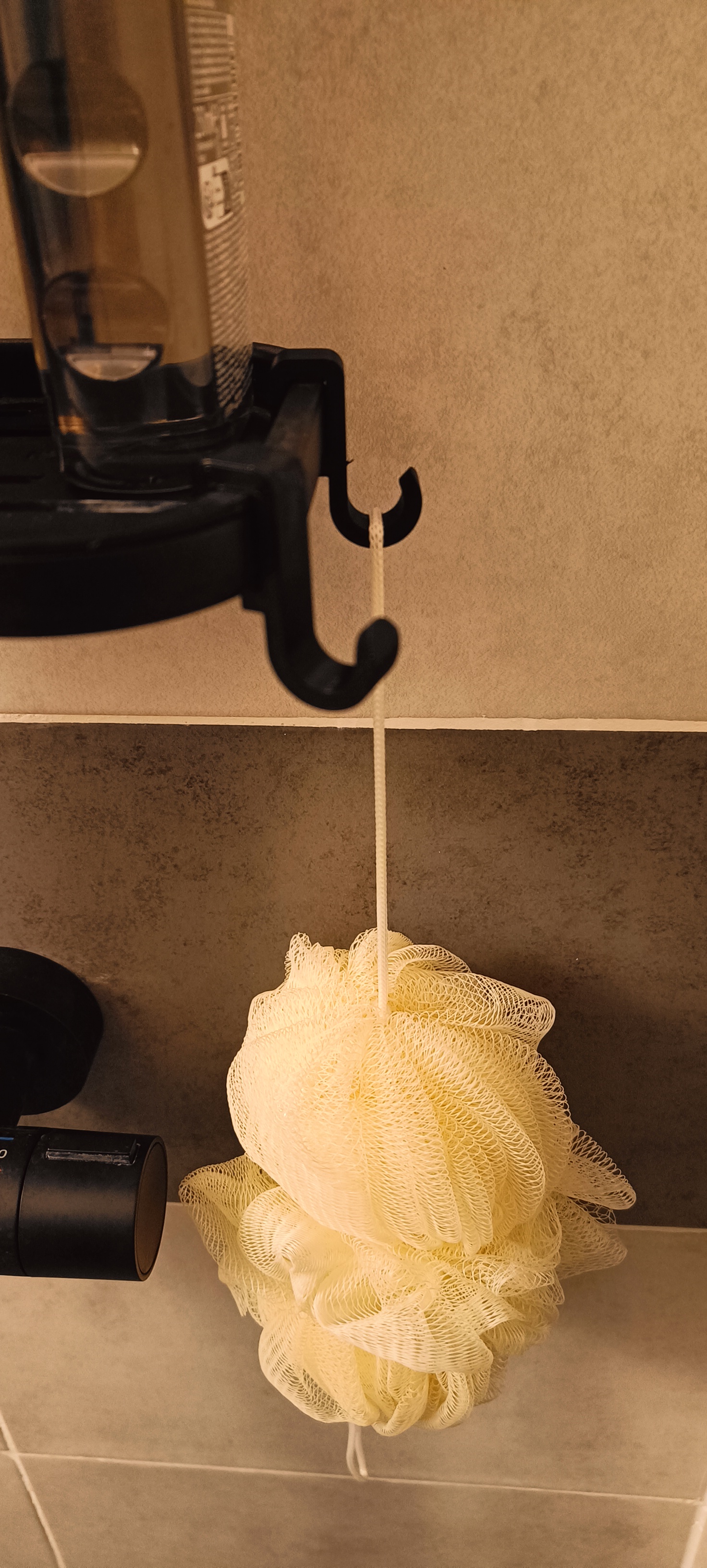 Háček na spodní poličku ke sprchovému setu IDEAL STANDARD Ceraterm ALU / Hook for the bottom shelf for the IDEAL STANDARD Ceraterm ALU shower set
