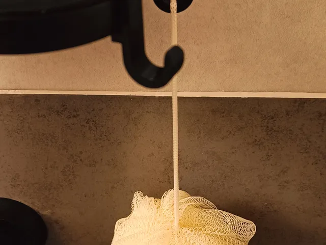 Háček na spodní poličku ke sprchovému setu IDEAL STANDARD Ceraterm ALU / Hook for the bottom shelf for the IDEAL STANDARD Ceraterm ALU shower set