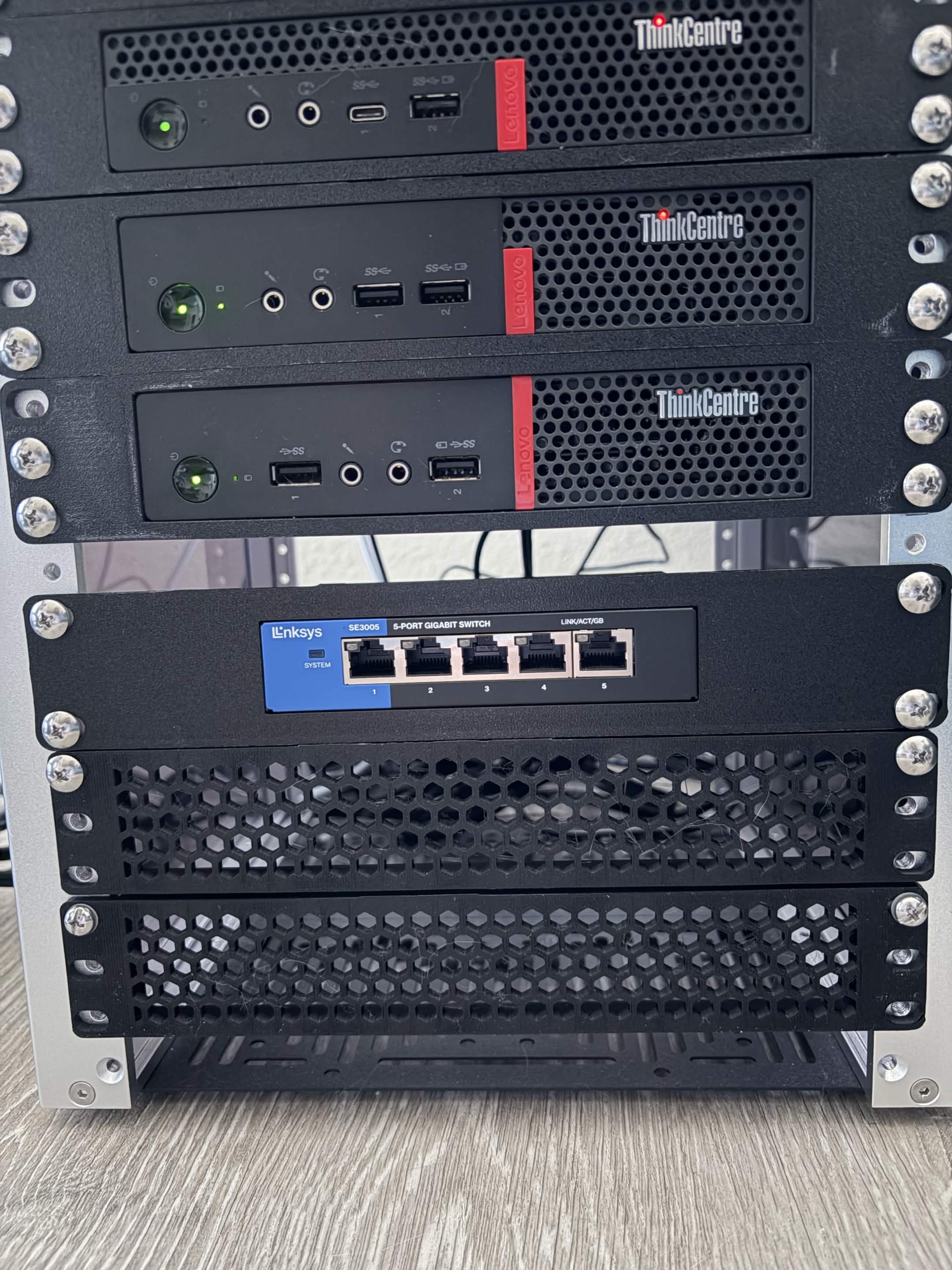 Linksys SE3005V2 10 inch Rack Mount