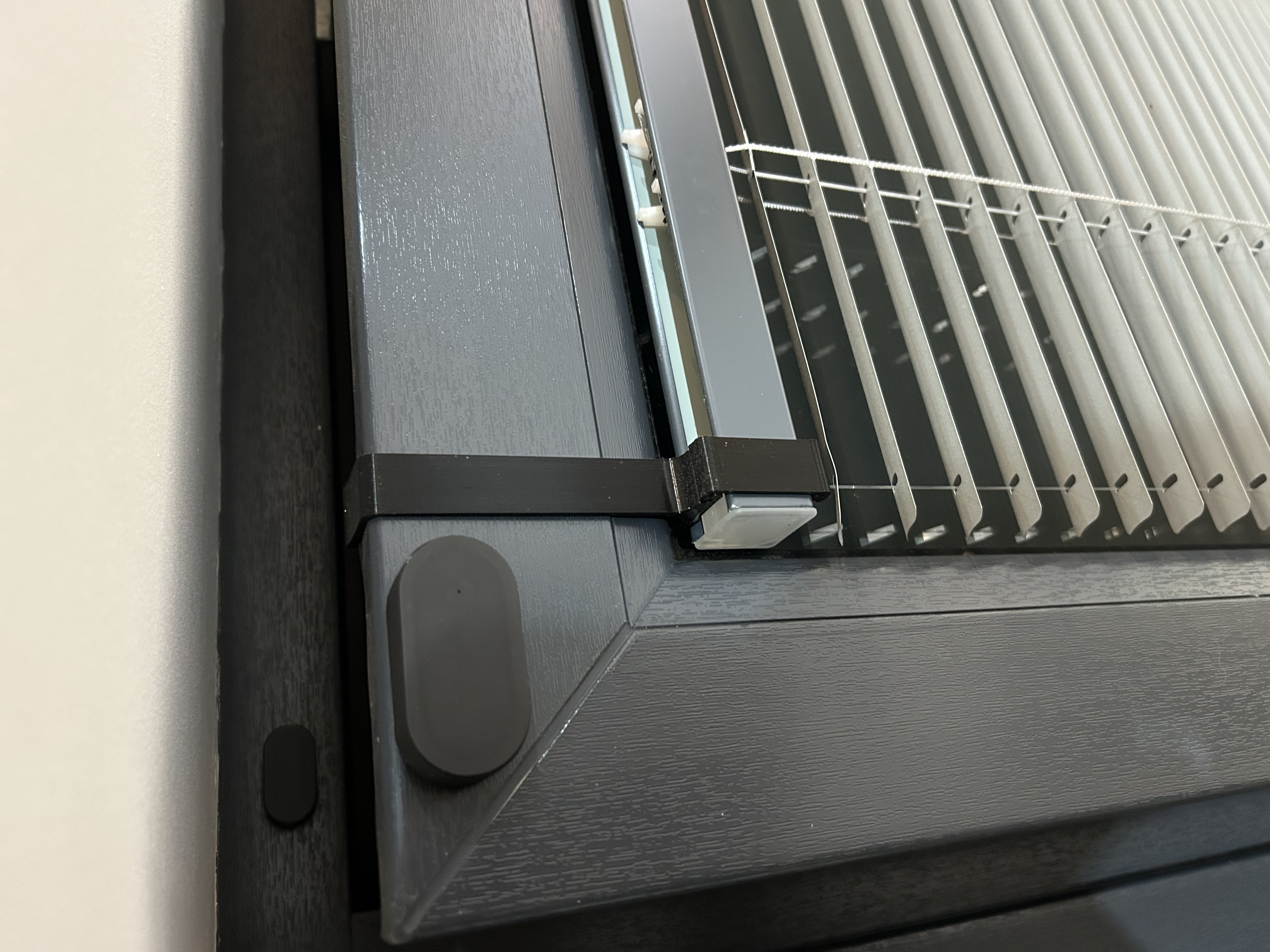 Fixing aluminium blinds
