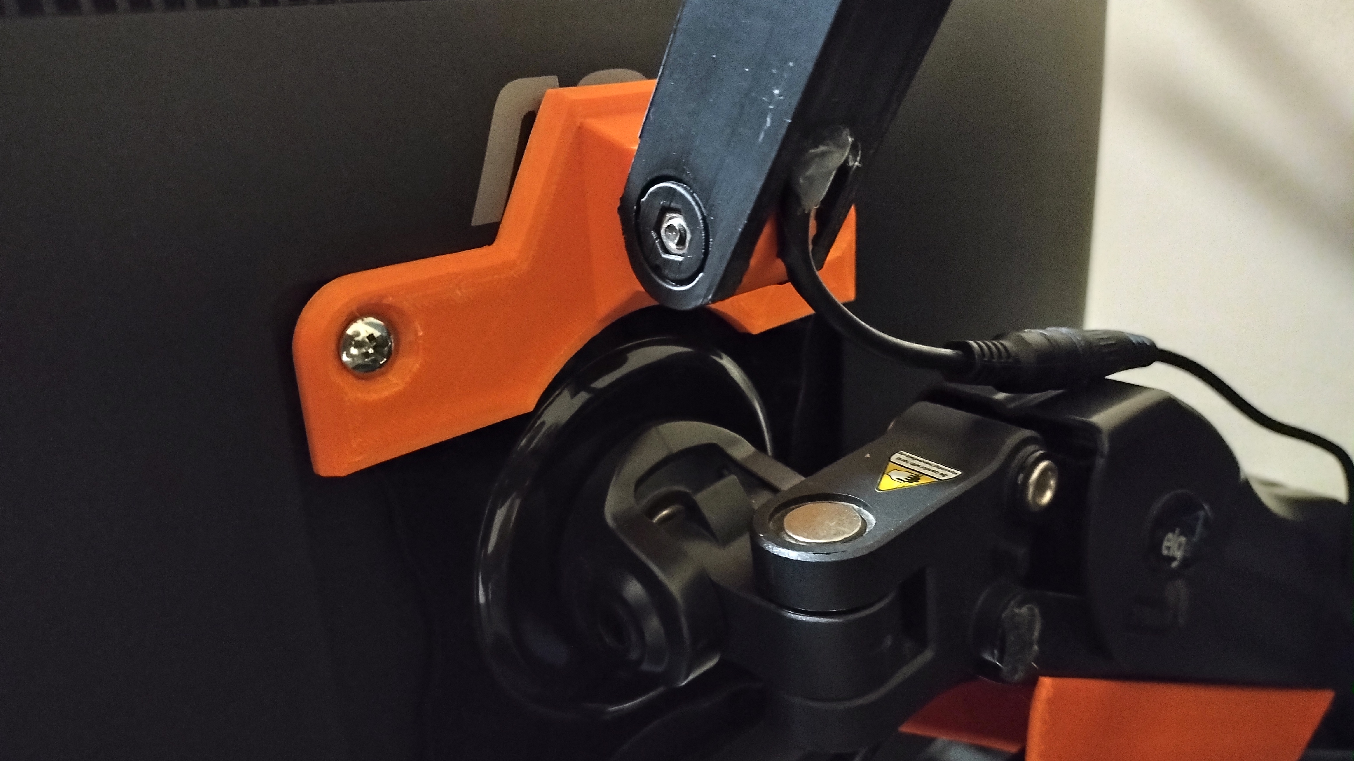 Desk Stranding Half-Vesa mount