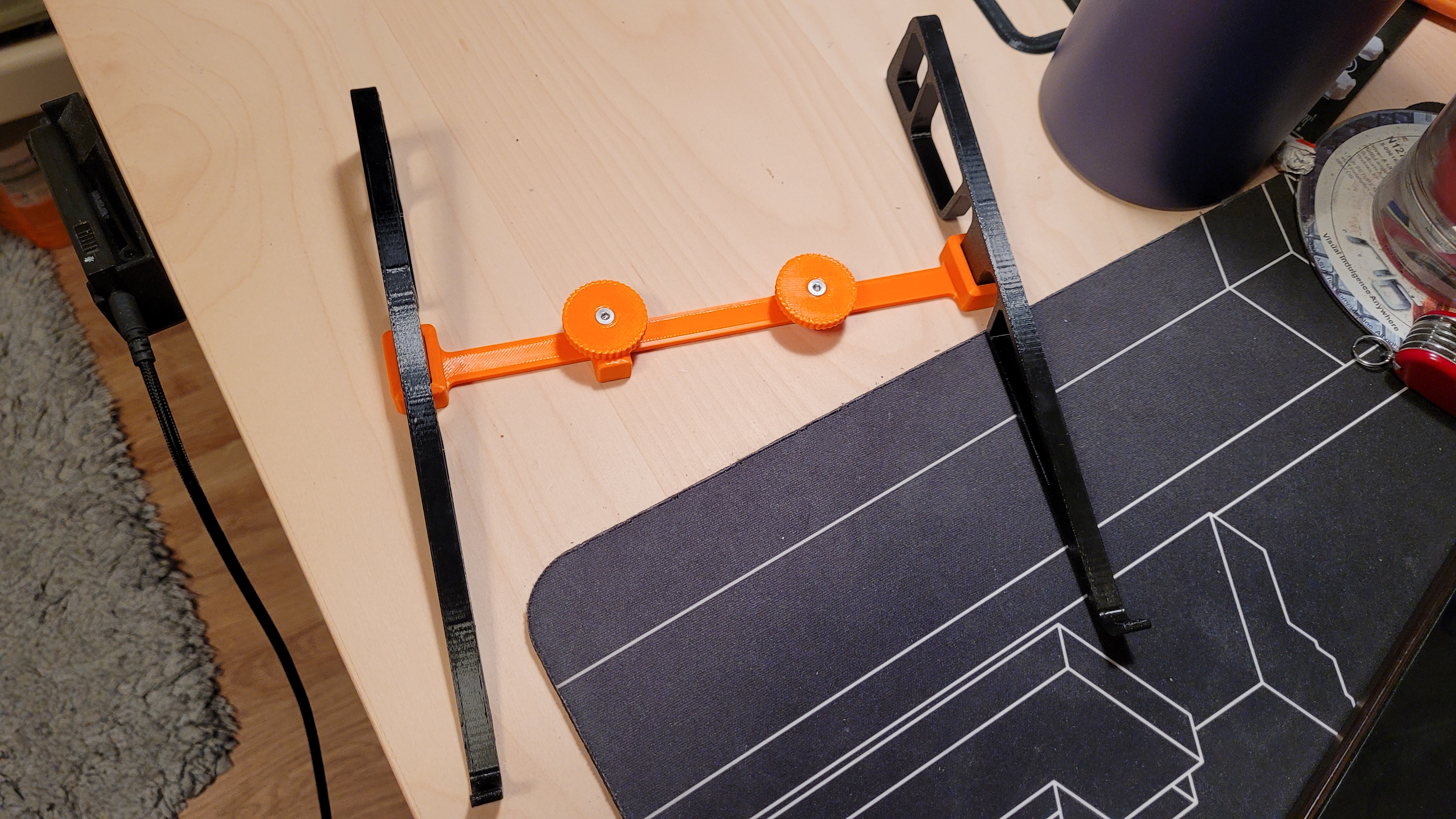 Portable laptop stand - screw locking mechanism — thumbnail 3