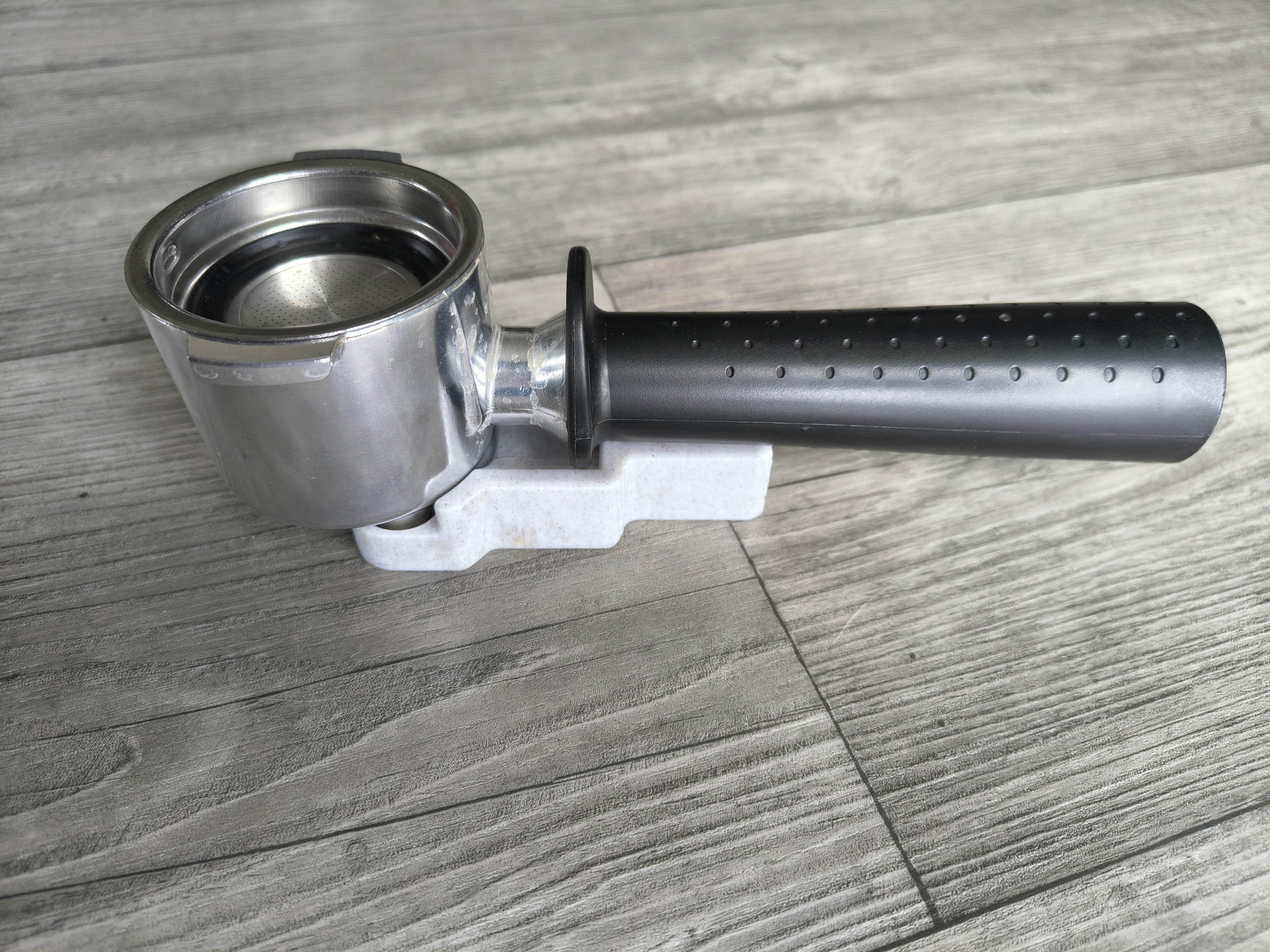 A minimalistic, yet surprisingly good tampering holder for the De'Longhi Stilosa portafilter