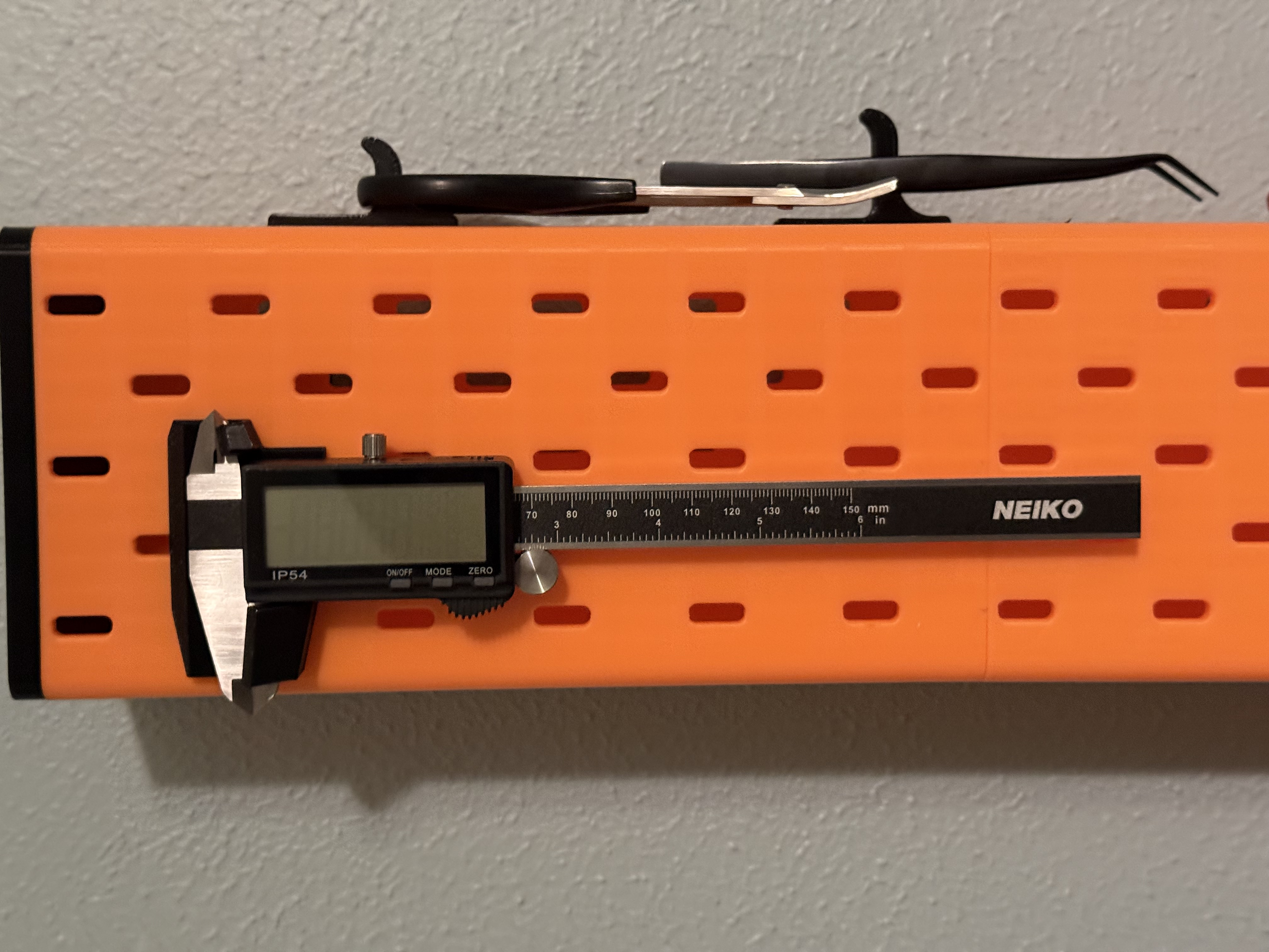 Slightly wider Skadis caliper holder (Neiko large display)