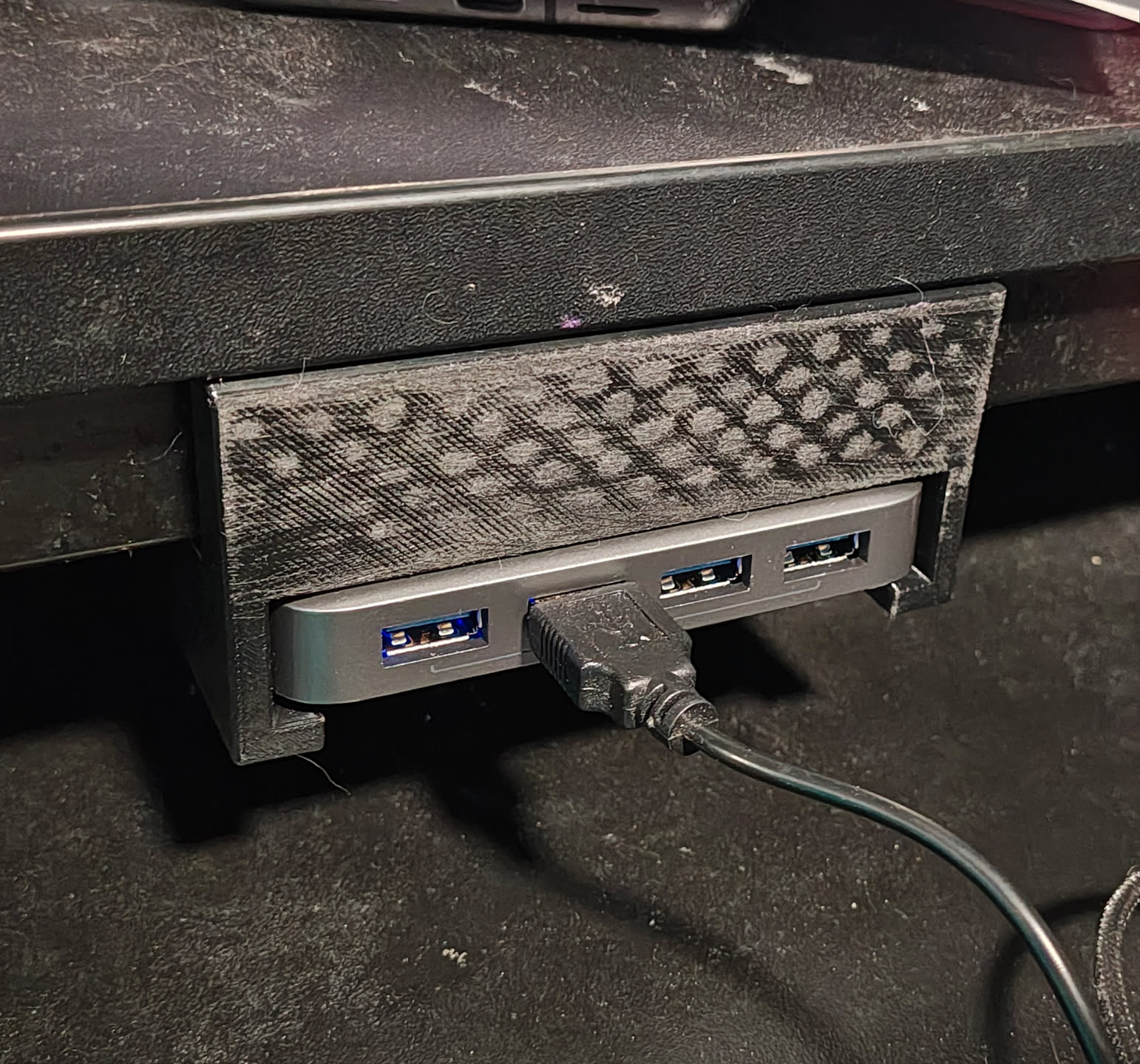 Insignia USB Hub Mount for FREDDE Desk