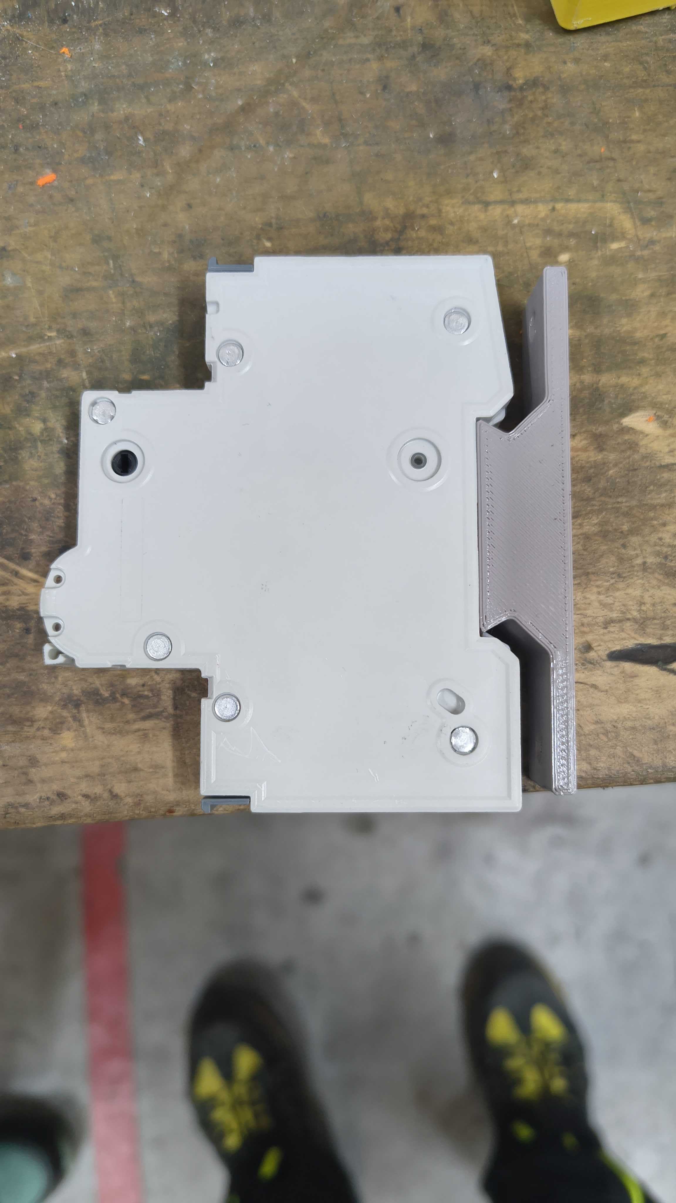 Podložka jističe bakelitový na DIN (circuit breaker mount from old to DIN) (JD/ITM -> DIN)