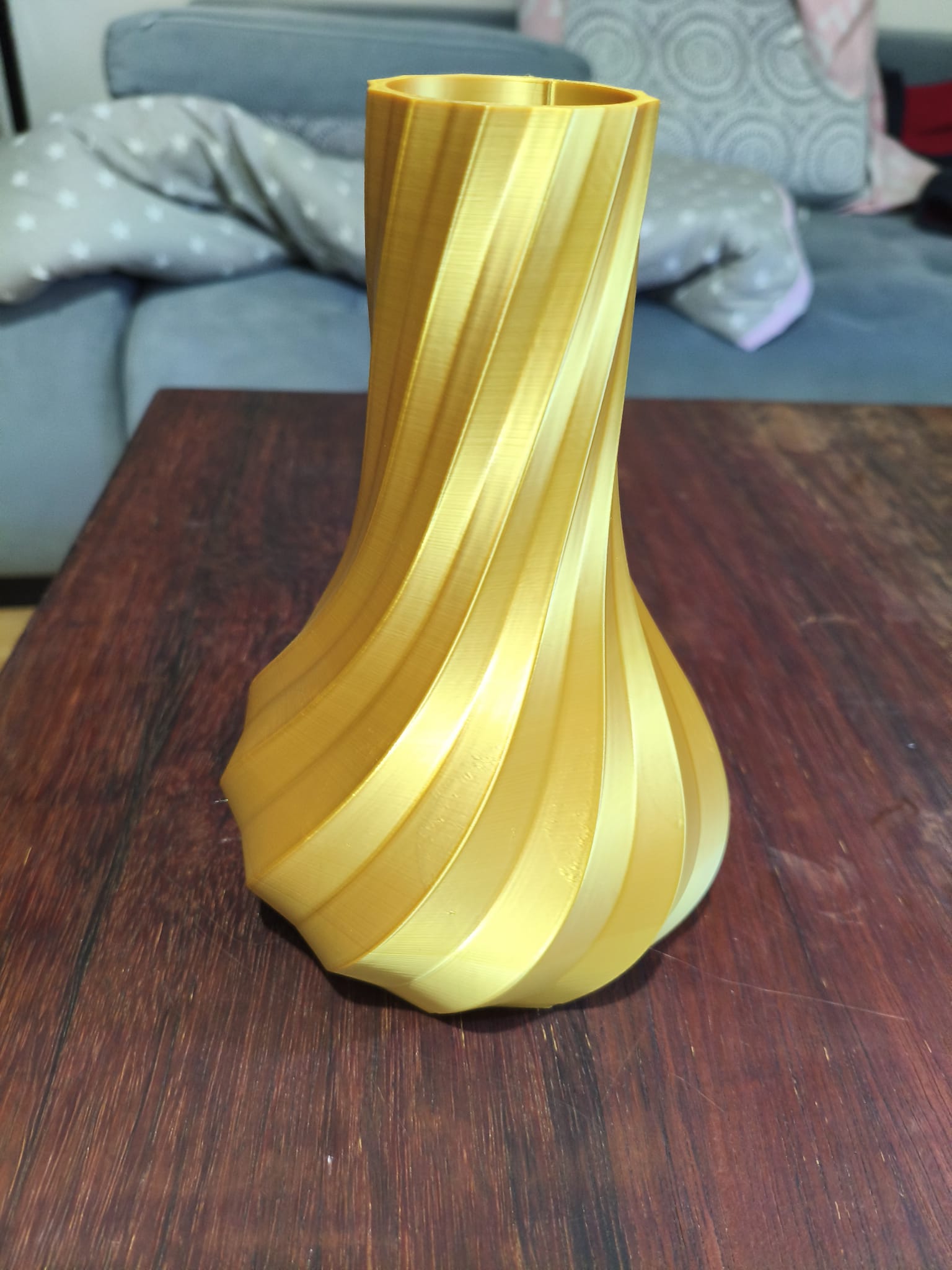 Miniatura 2 do modelo 3D Modern Gold Twisted Droplet Vase