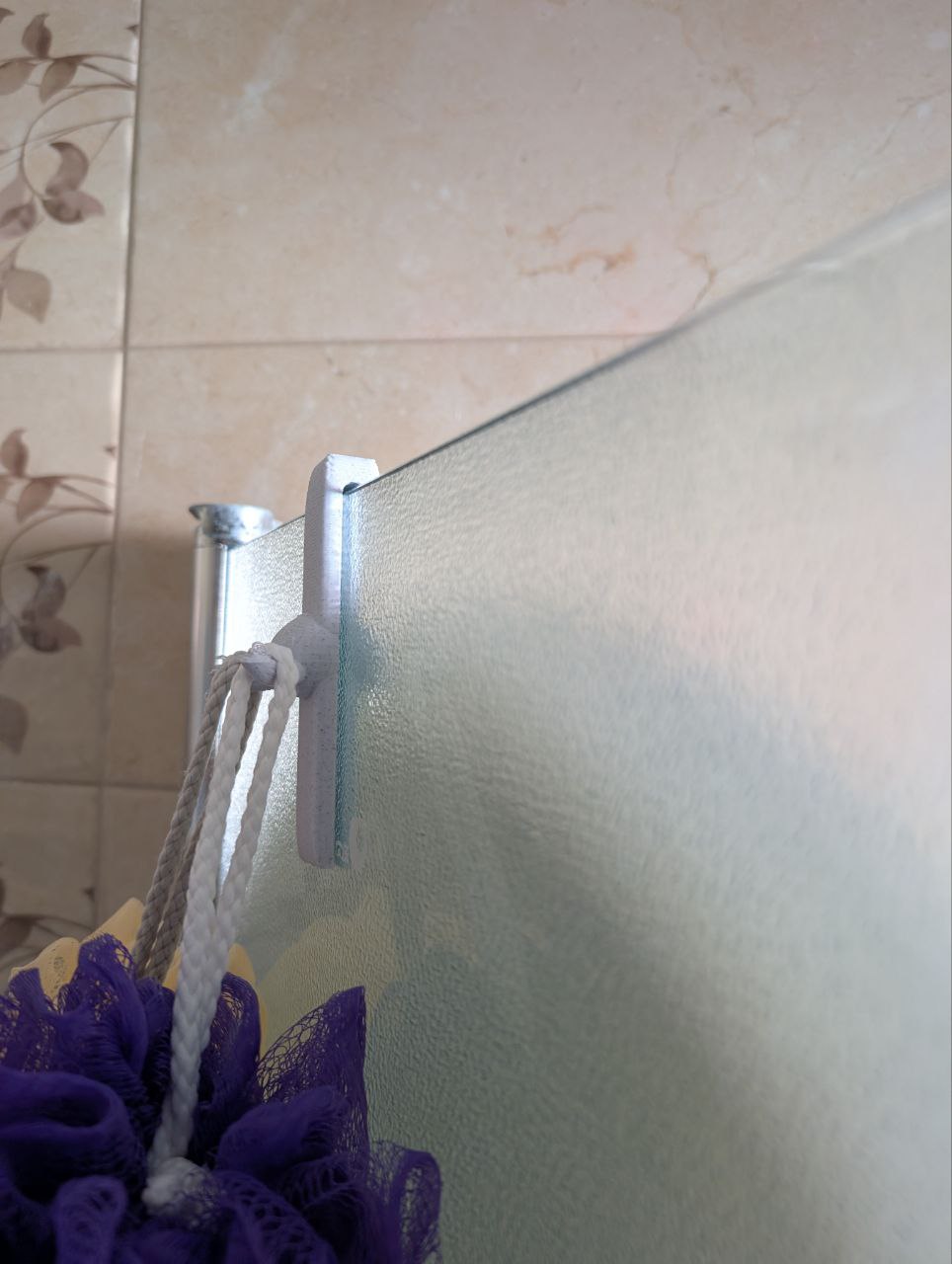 Storage rack for the glass wall of the shower