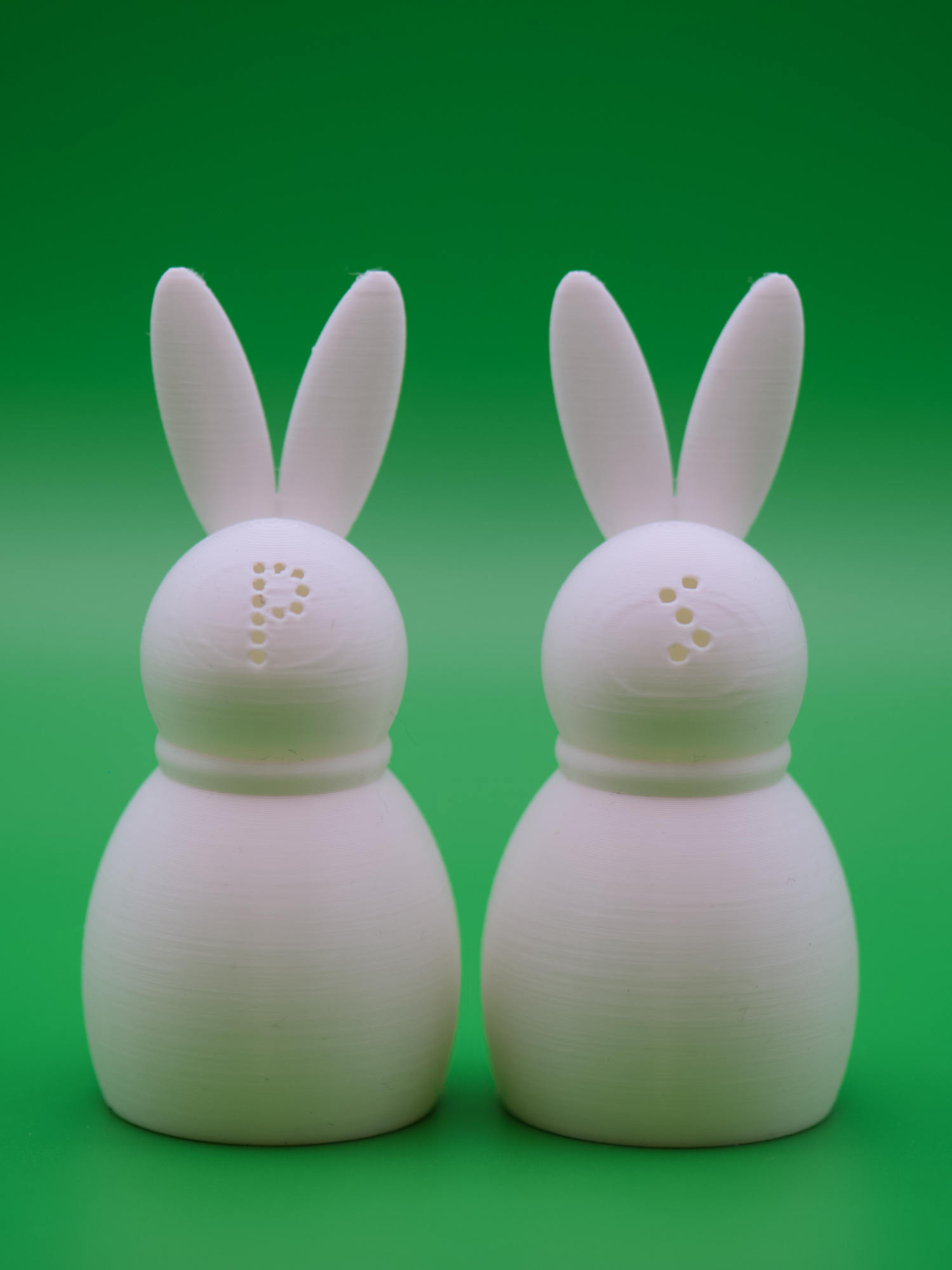 Easter Bunny Salt and Pepper Shakers / Osterhasen Salz- und Pfefferstreuer