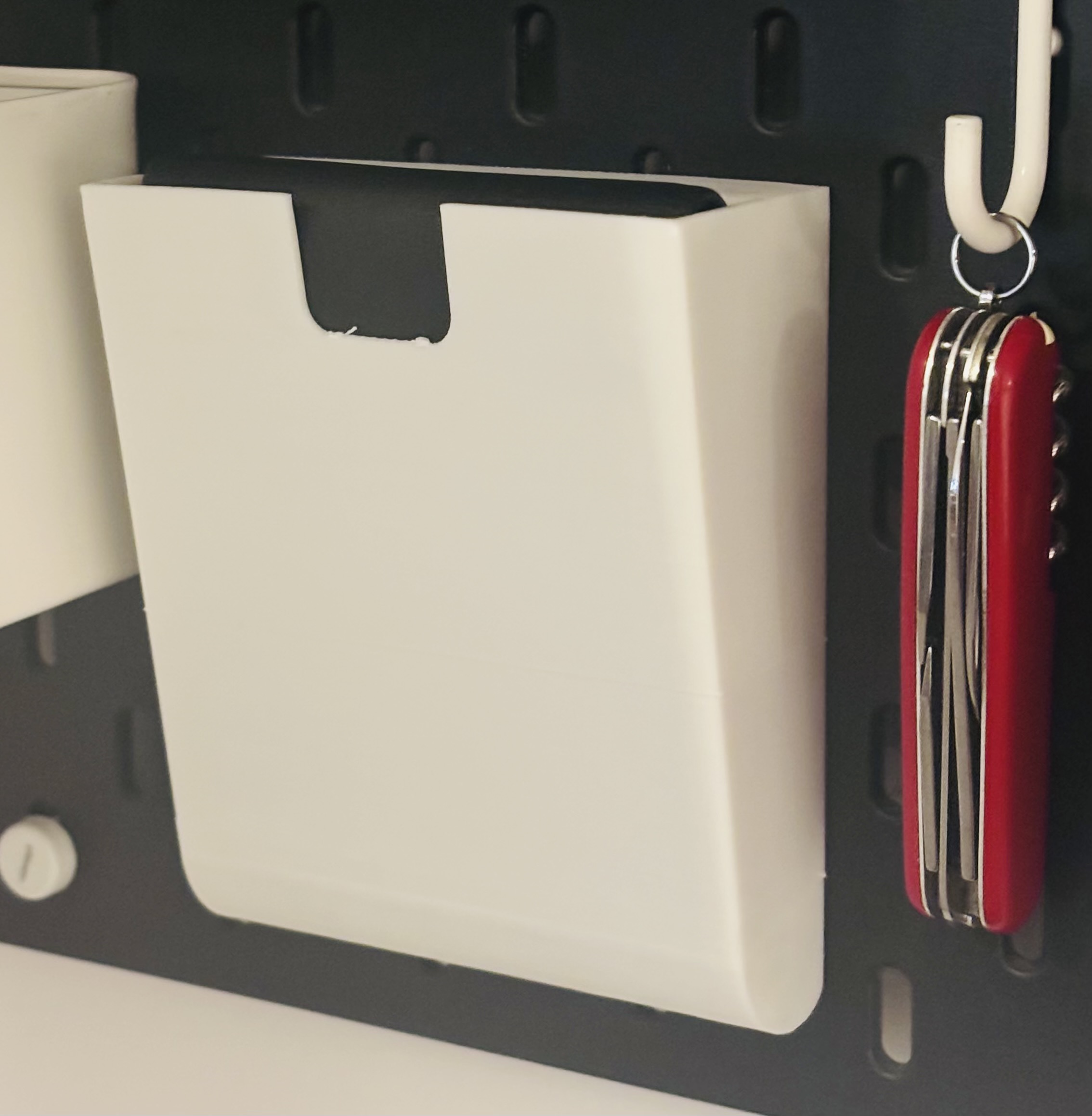 Wallet mount for Ikea skadis board