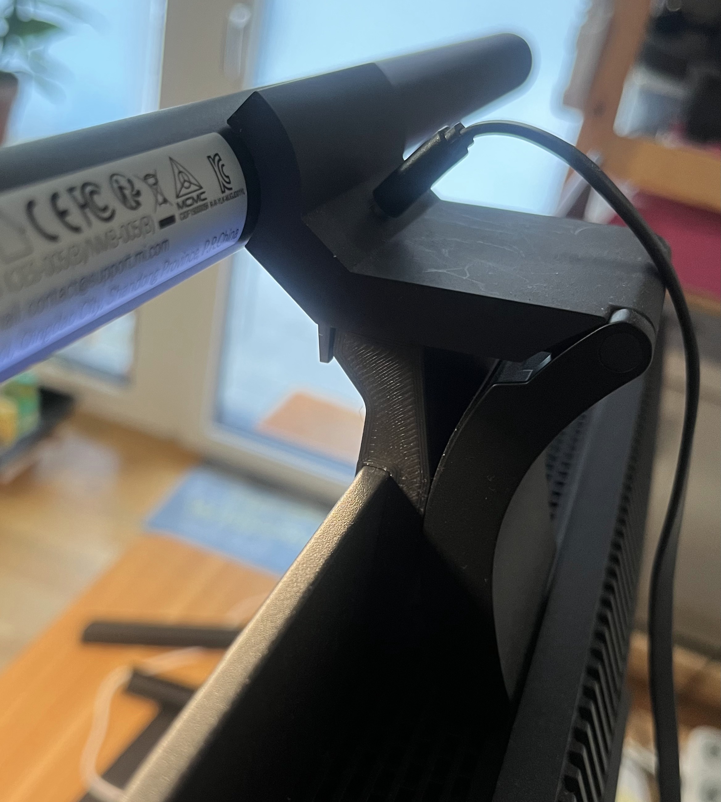 Adapter Xiaomi Mi Computer Light Bar to Gigabyte MO27U2 Monitor
